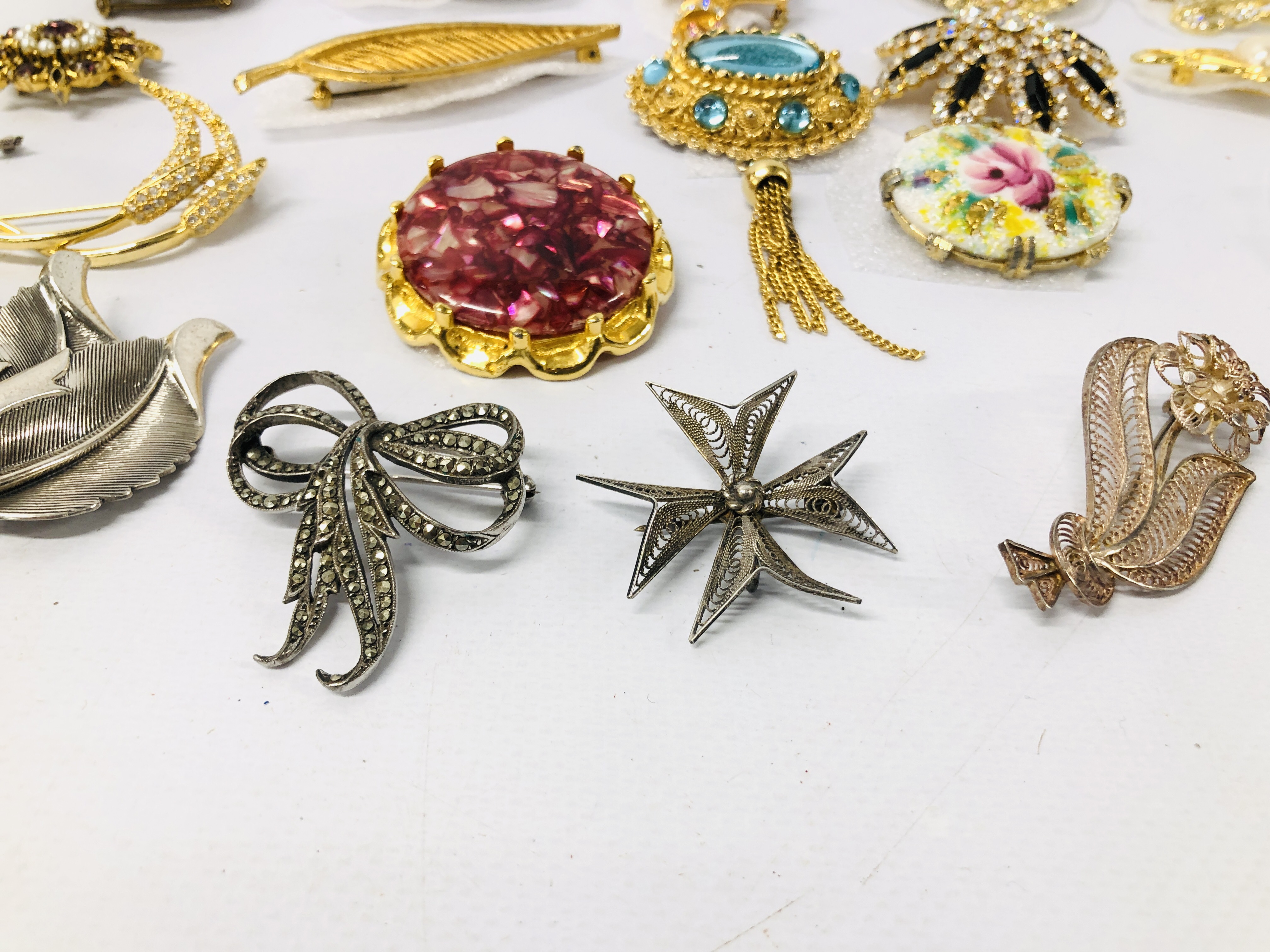 SMALL COLLECTION OF DECORATIVE BROOCHES INCLUDING GILT DESIGN, STONE SET, - Image 3 of 7
