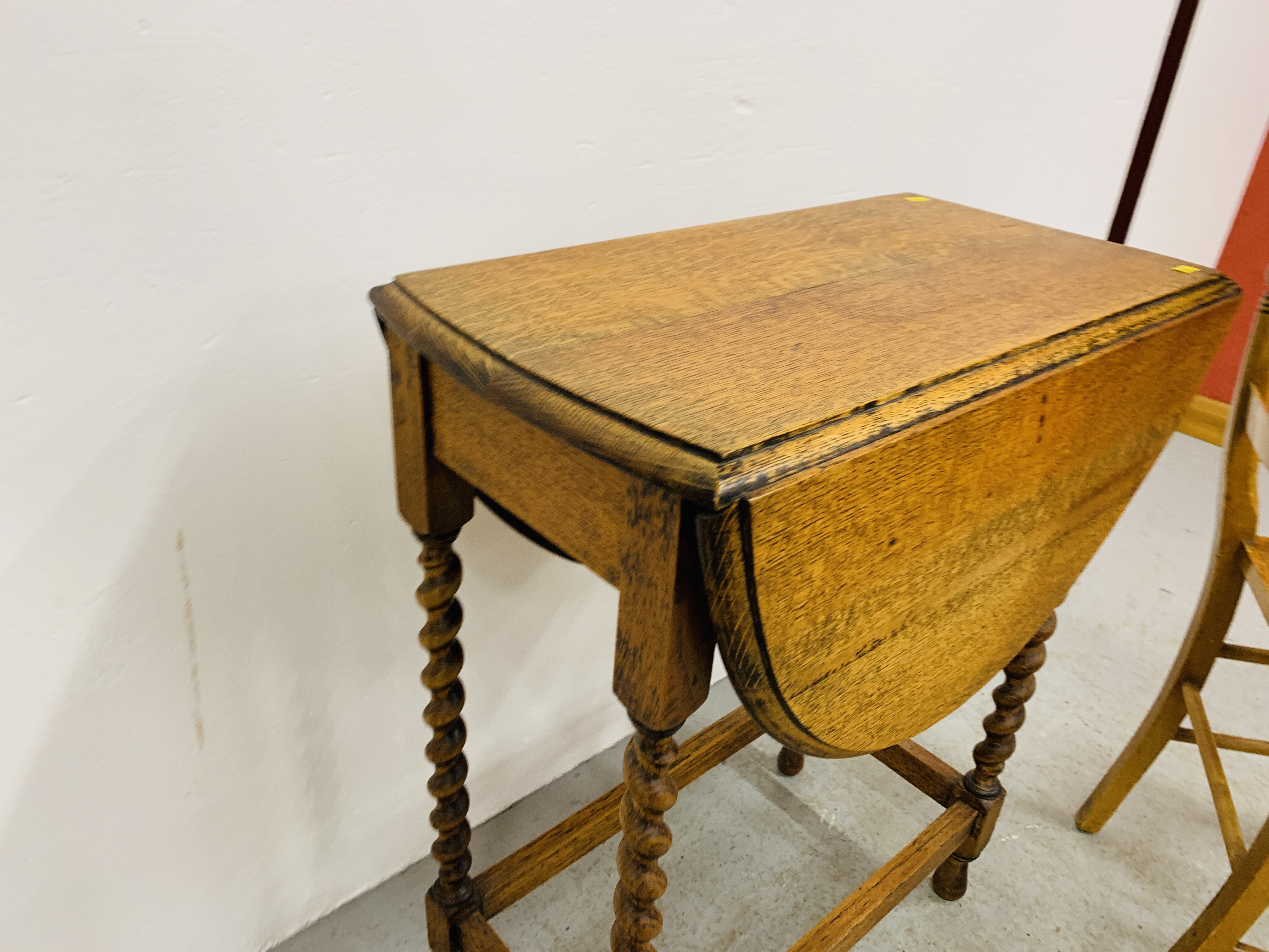 A SMALL OAK BARLEY TWIST DETAILED DROP FLAP OCCASIONAL TABLE, - Image 5 of 8