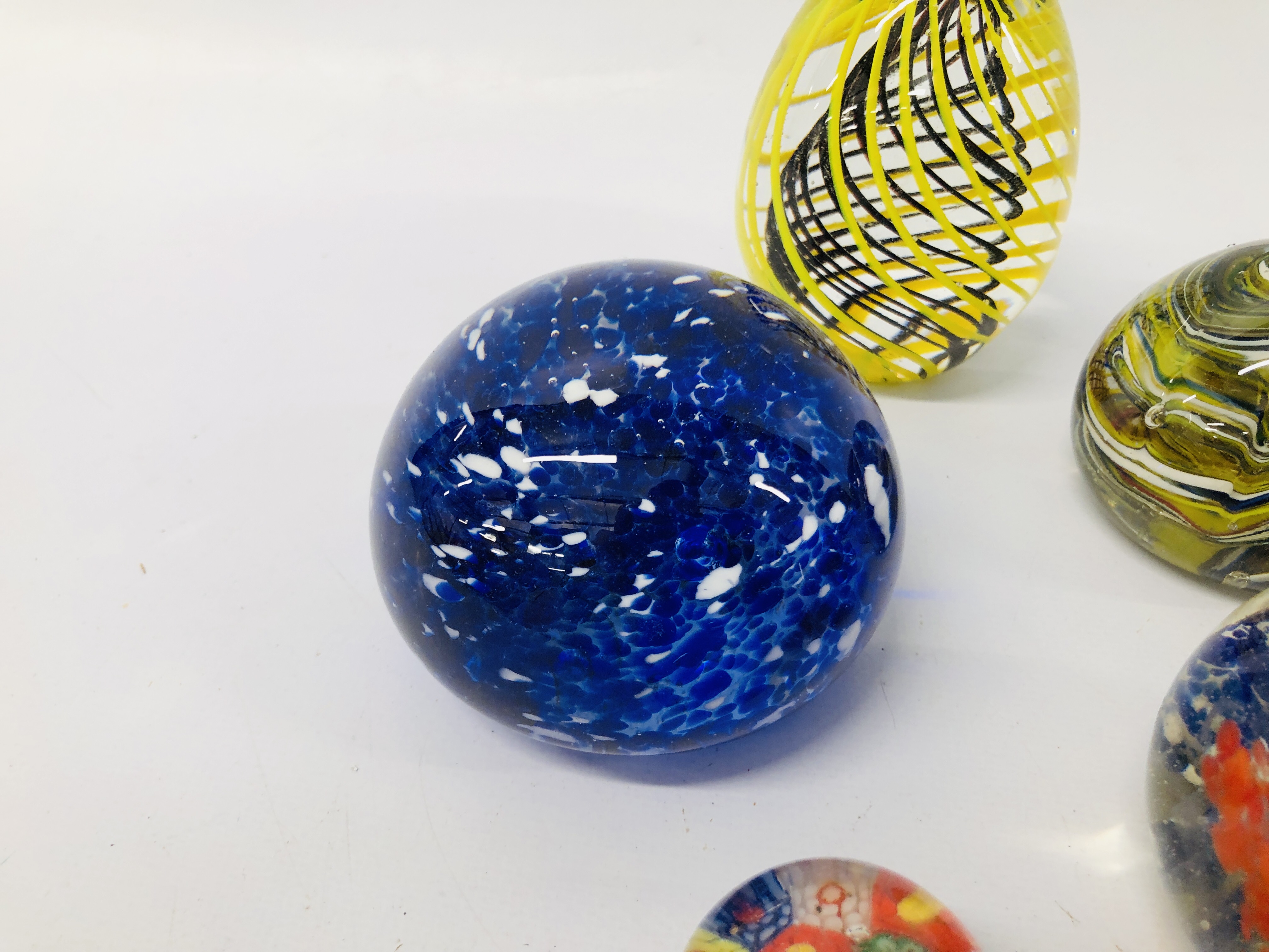 COLLECTION OF 7 ART GLASS PAPERWEIGHTS. - Image 2 of 7