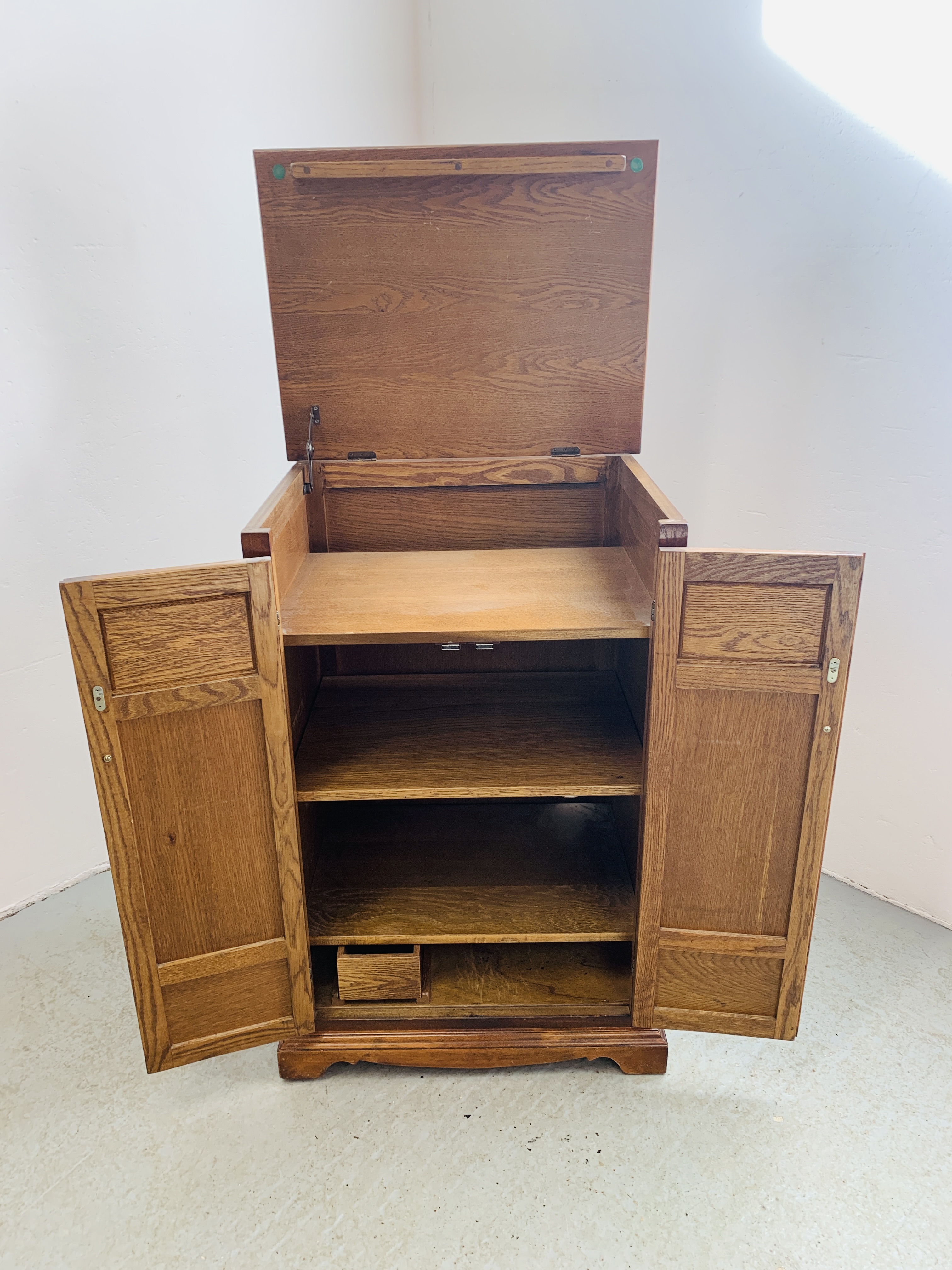 AN OLD CHARM STYLE TWO DOOR CABINET WITH SHELVED INTERIOR AND HINGED TOP - W 62CM. D 49CM. H 94CM. - Image 6 of 7
