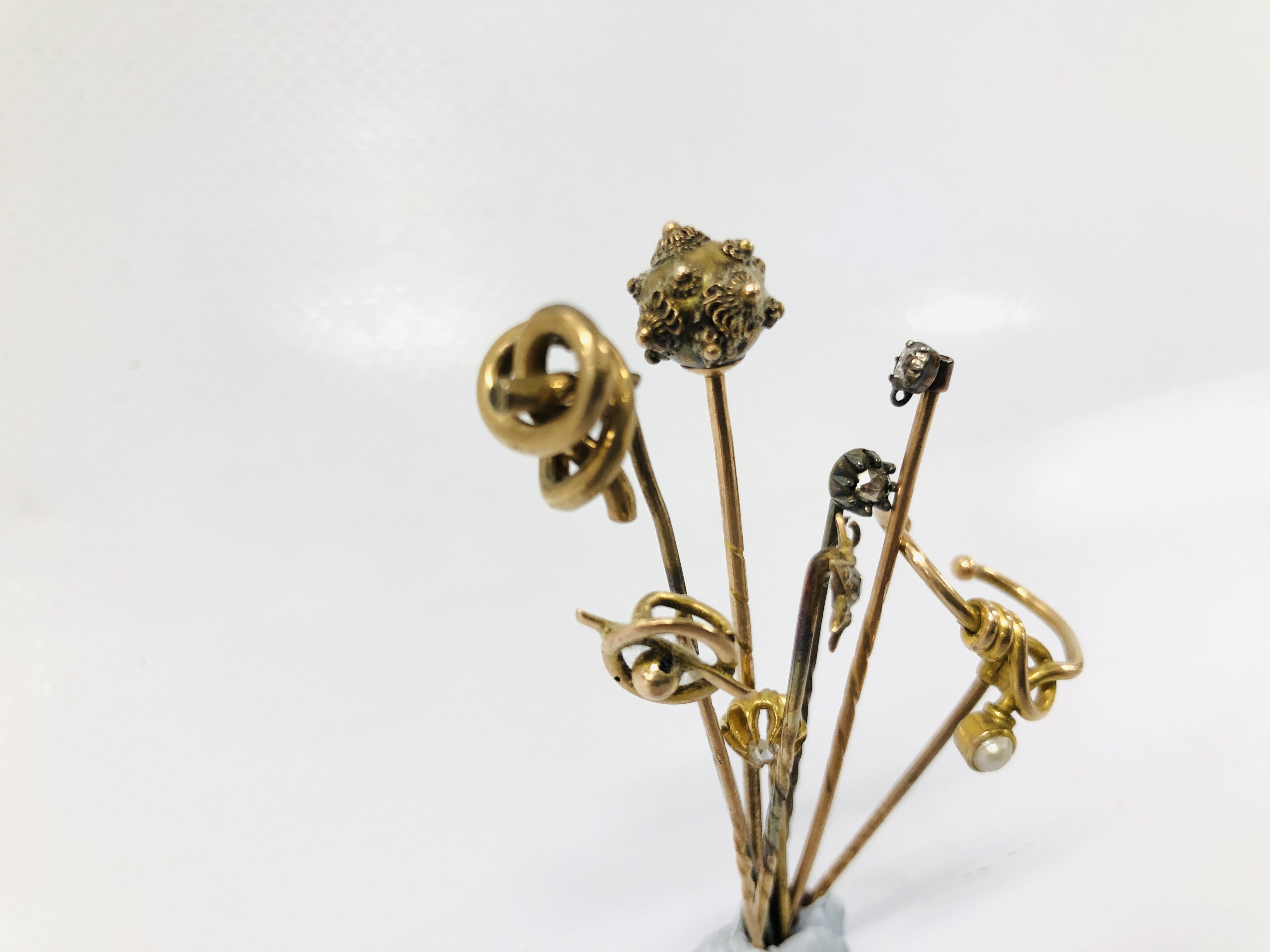 4 X VINTAGE YELLOW METAL STICK PINS ALONG WITH A FURTHER 4 DIAMOND SET STICK PINS - Image 4 of 4
