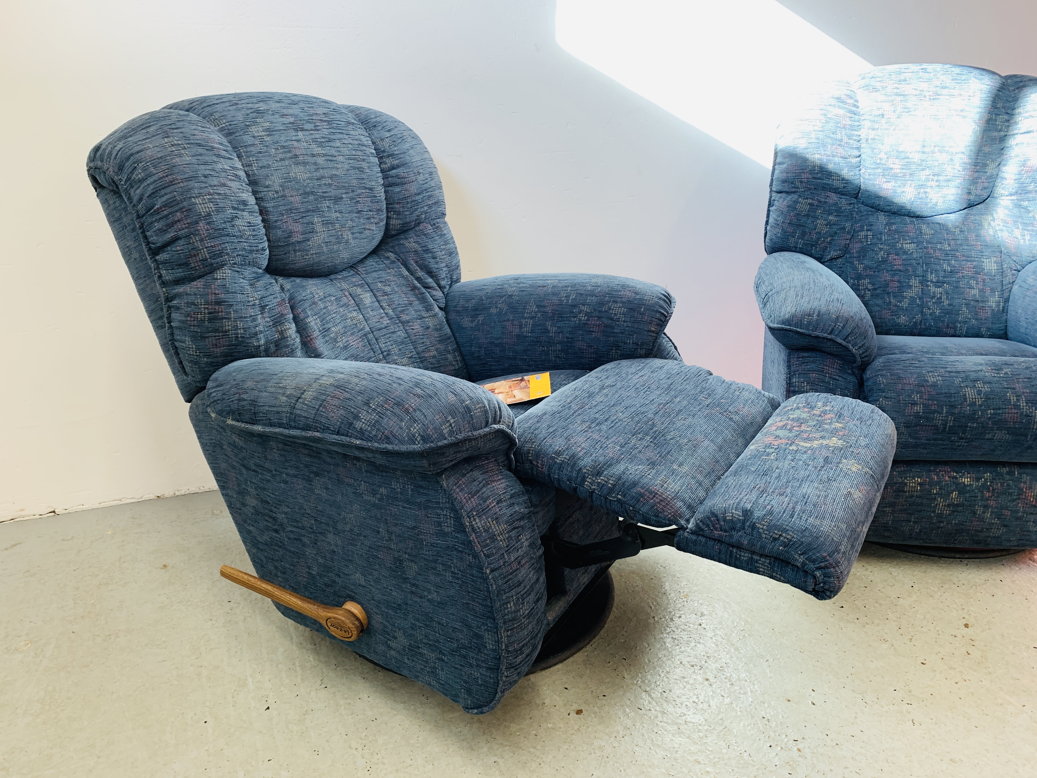 A PAIR OF LA-Z-BOY BLUE UPHOLSTERED SWIVEL RECLINER EASY CHAIRS - Image 10 of 13