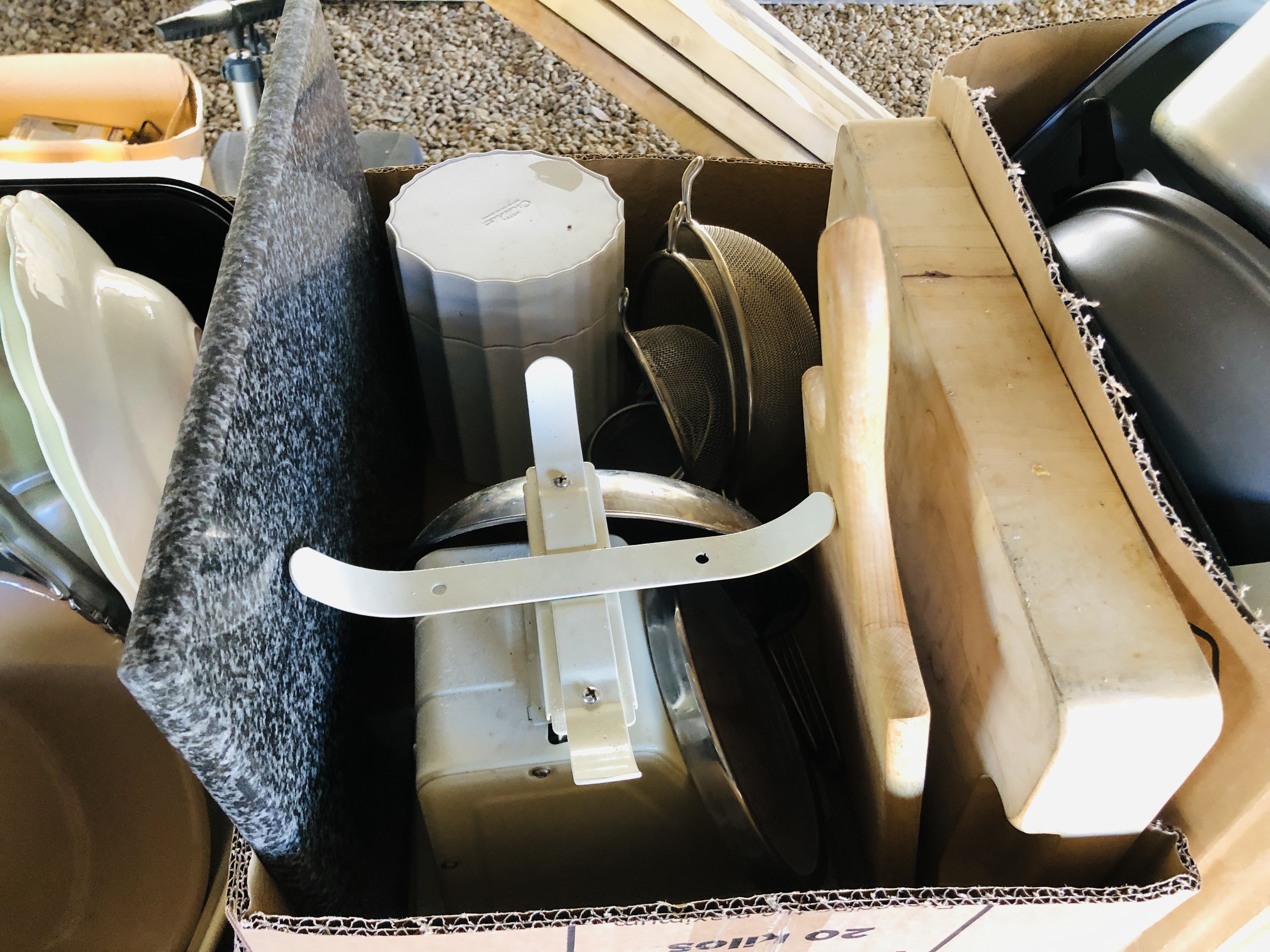 SEVEN BOXES OF ASSORTED KITCHENWARE TO INCLUDE CUTLERY, KNIVES, PANS, SCALES, PYREX, - Image 6 of 9