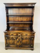 A GOOD QUALITY REPRODUCTION OAK TRADITIONAL DRESSER,