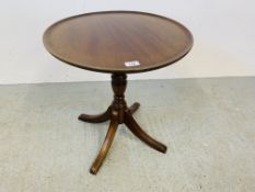 A REPRODUCTION MAHOGANY PEDESTAL OCCASIONAL TABLE WITH CIRCULAR TOP - DIAMETER 50CM.