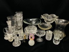 COLLECTION OF GOOD QUALITY CRYSTAL GLASS TO INCLUDE A CENTRE PIECE, VASES, PERFUME BOTTLES,