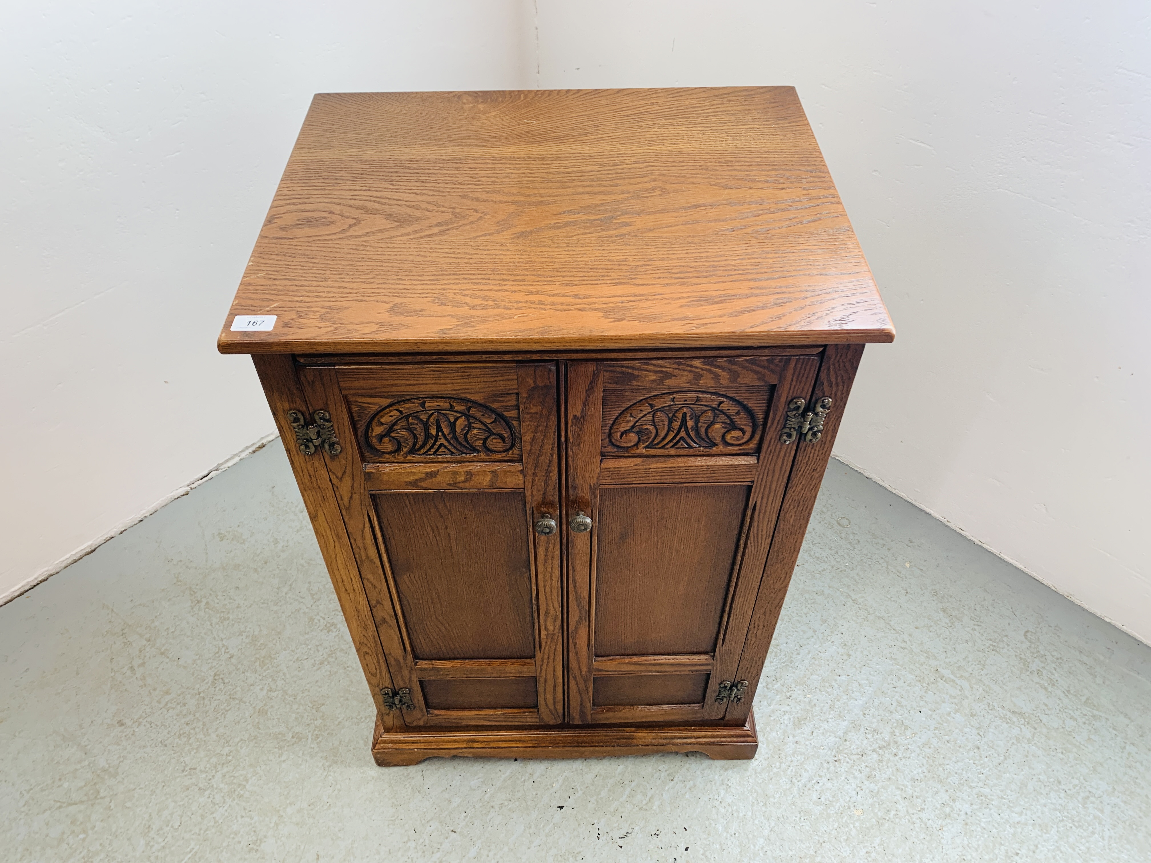 AN OLD CHARM STYLE TWO DOOR CABINET WITH SHELVED INTERIOR AND HINGED TOP - W 62CM. D 49CM. H 94CM. - Image 2 of 7