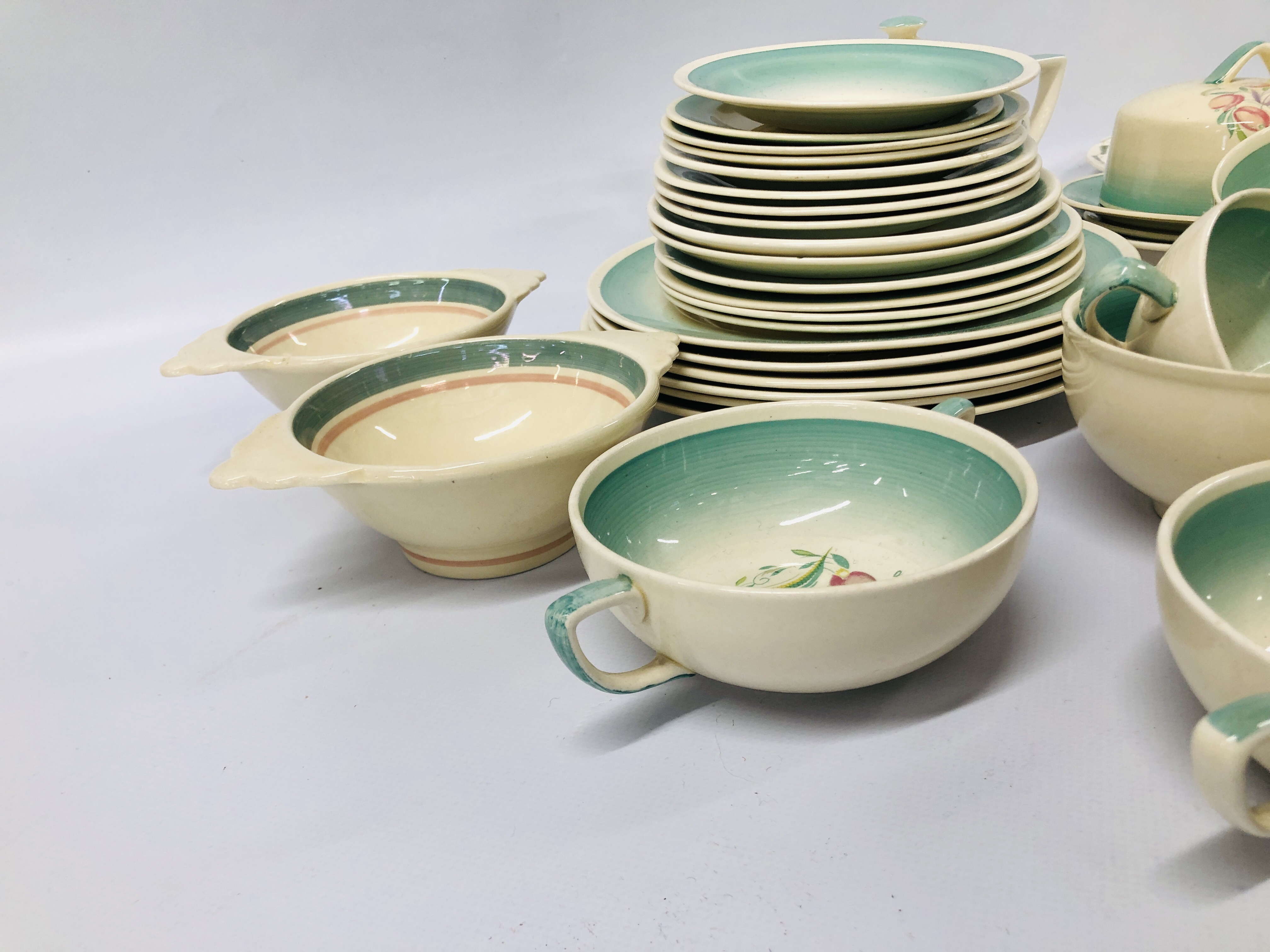 COLLECTION OF SUSIE COOPER TEA AND DINNERWARE - Image 17 of 20