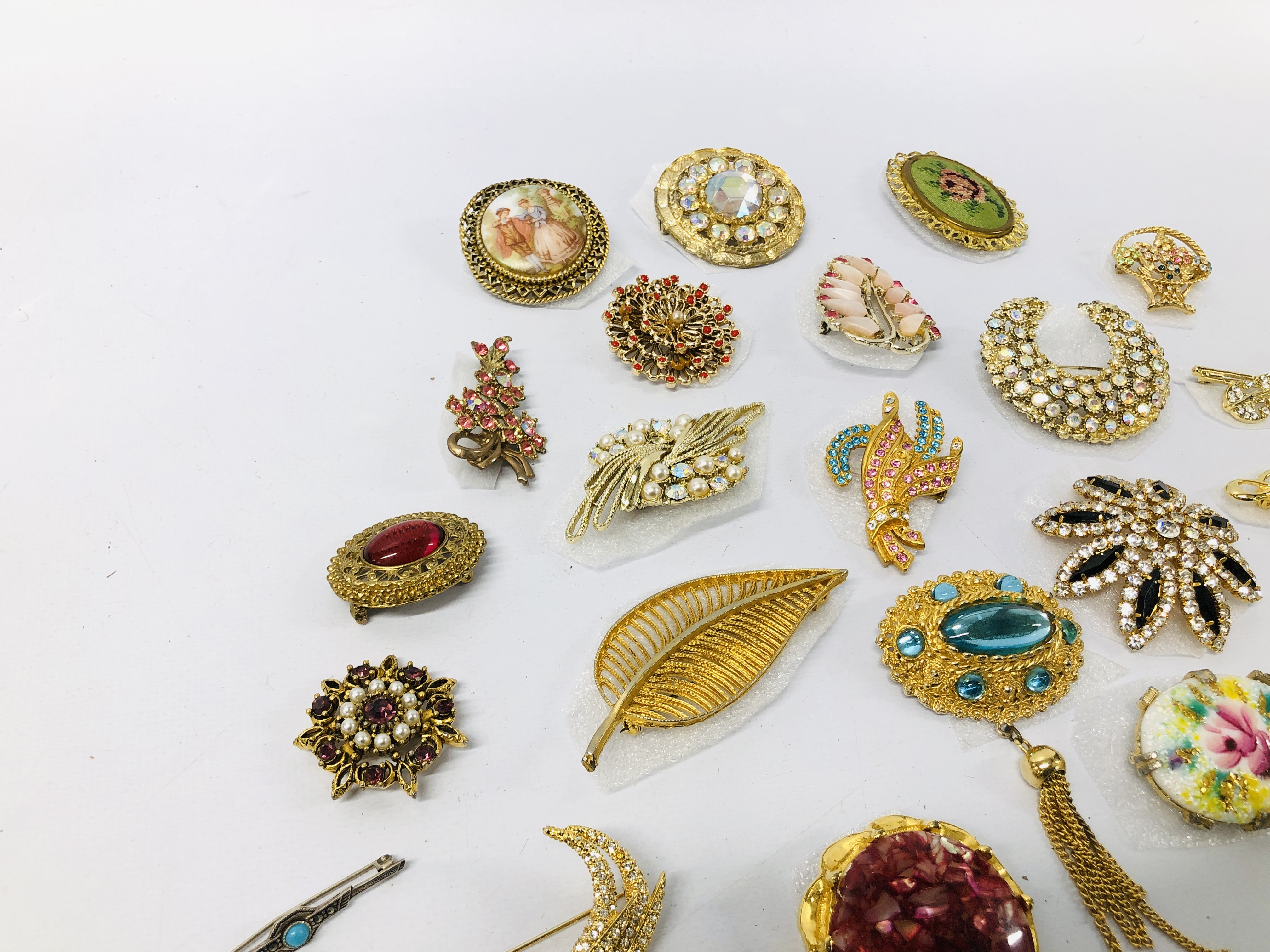 SMALL COLLECTION OF DECORATIVE BROOCHES INCLUDING GILT DESIGN, STONE SET, - Image 7 of 7