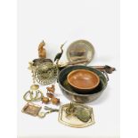 BOX OF ASSORTED COLLECTIBLES TO INCLUDE VINTAGE 2 HANDLED COPPER PAN,