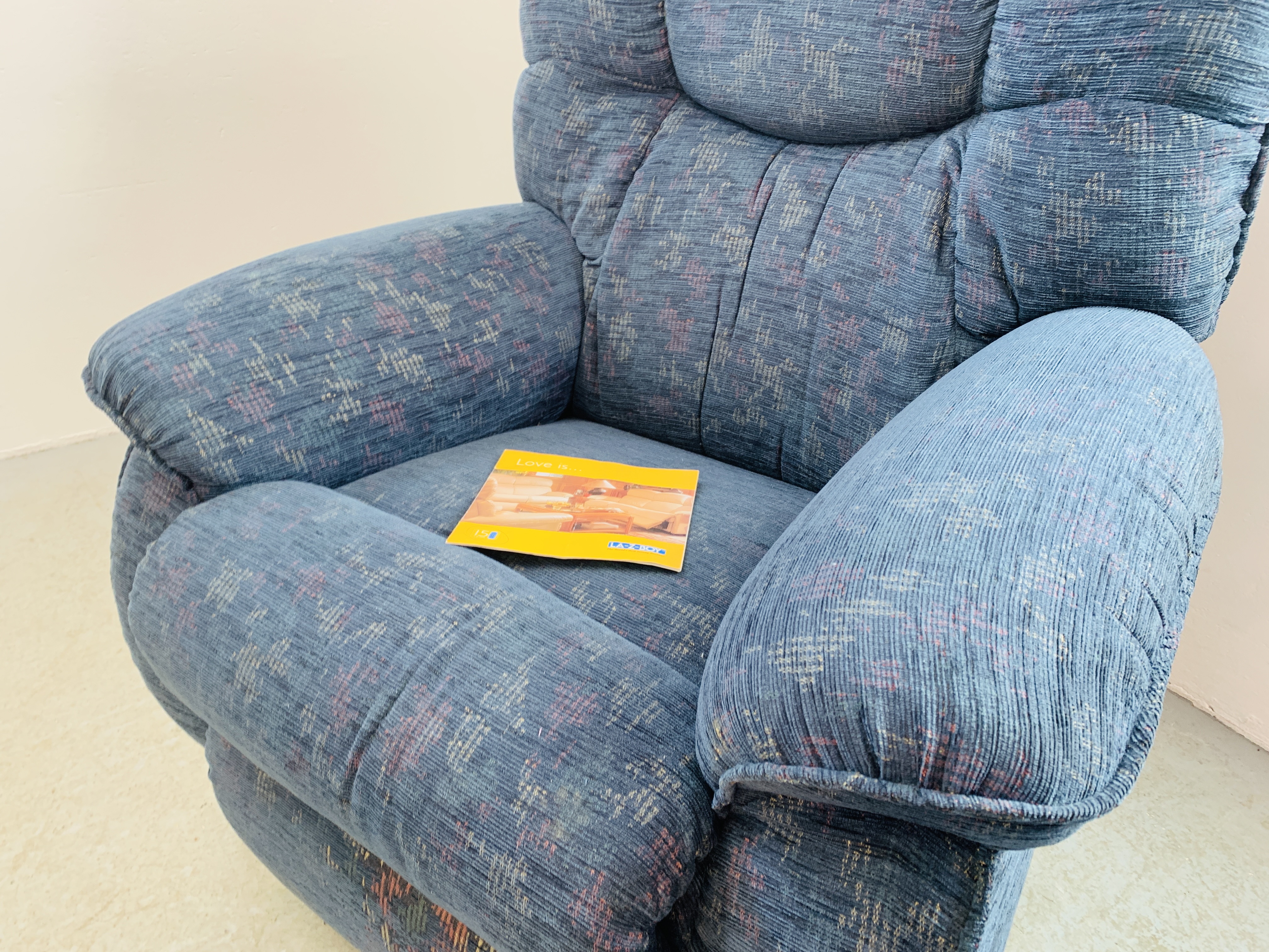 A PAIR OF LA-Z-BOY BLUE UPHOLSTERED SWIVEL RECLINER EASY CHAIRS - Image 5 of 13