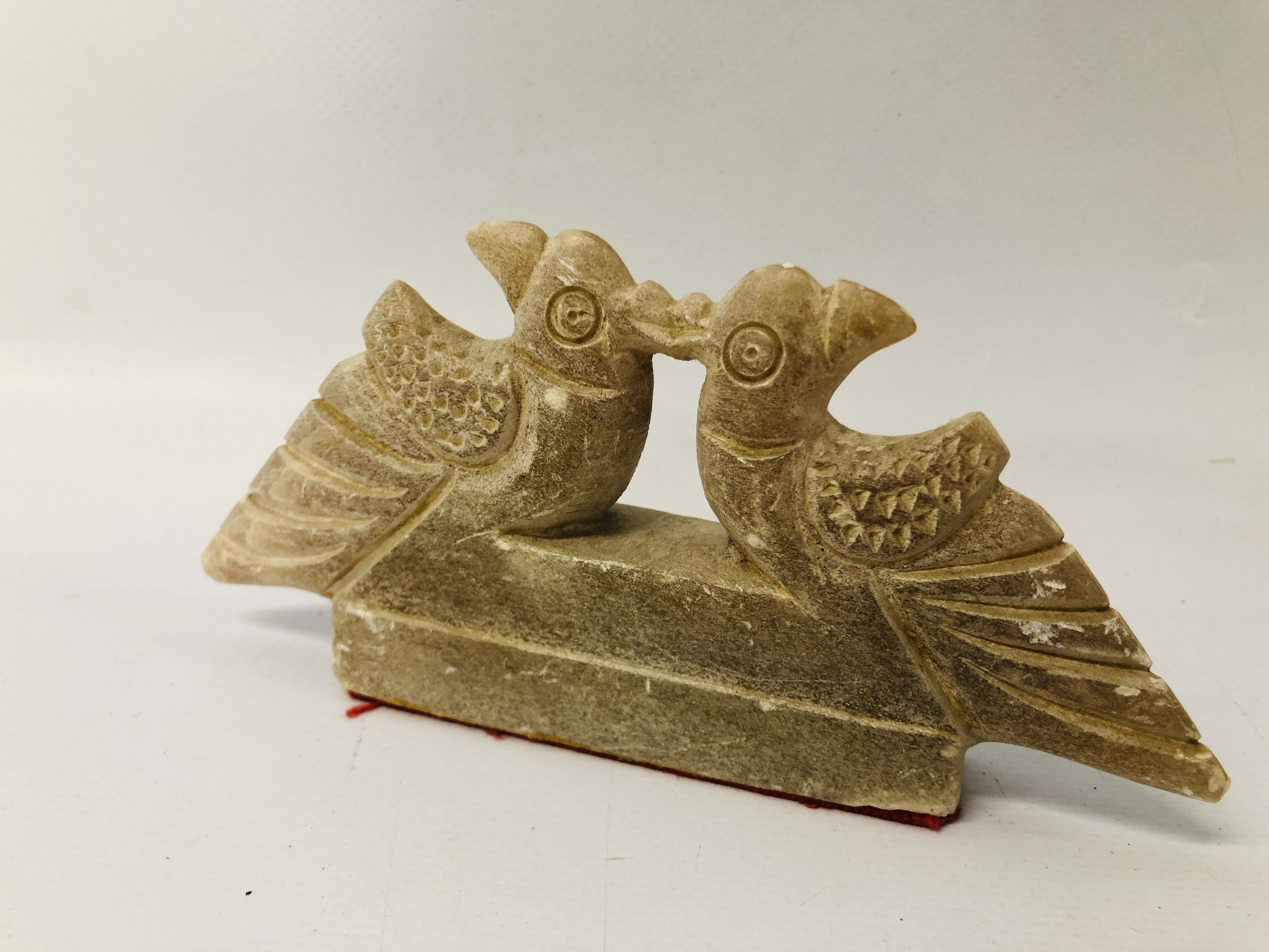 CHINESE CARVED HARDSTONE JADE TYPE BUDDHA STATUE ALONG WITH A PAIR OF HARDSTONE BIRDS - Image 3 of 6