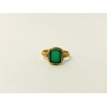 9CT GOLD RING, SET WITH CENTRAL GREEN STONE,