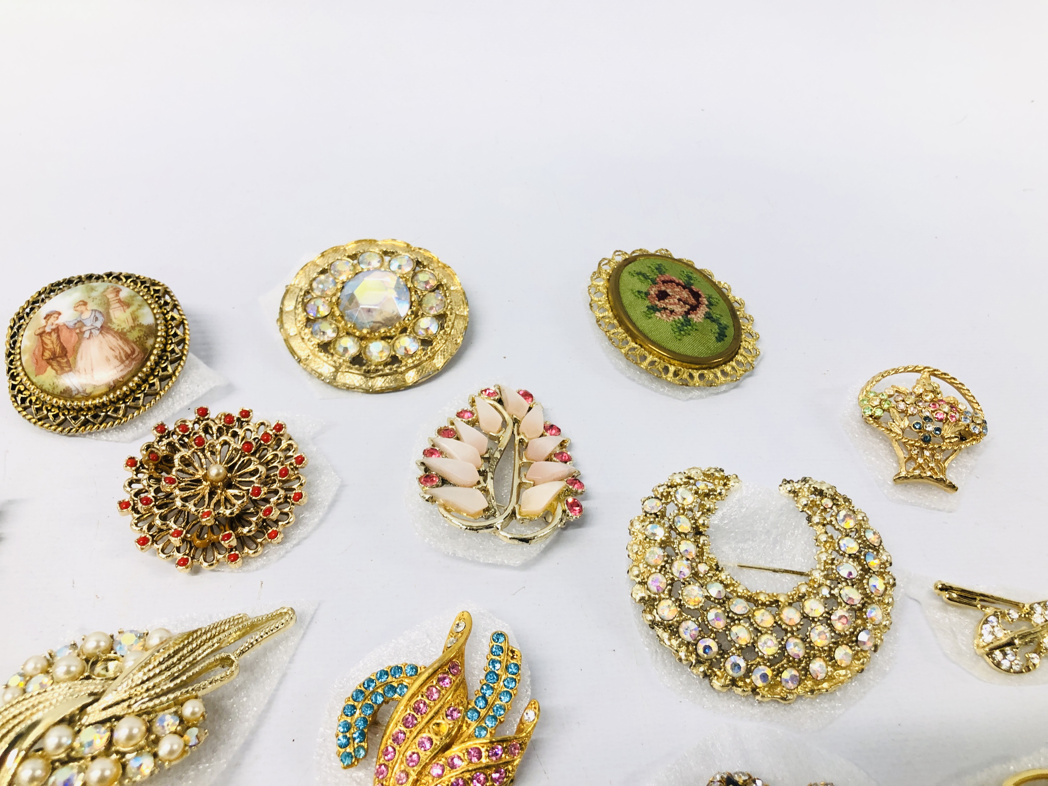 SMALL COLLECTION OF DECORATIVE BROOCHES INCLUDING GILT DESIGN, STONE SET, - Image 6 of 7