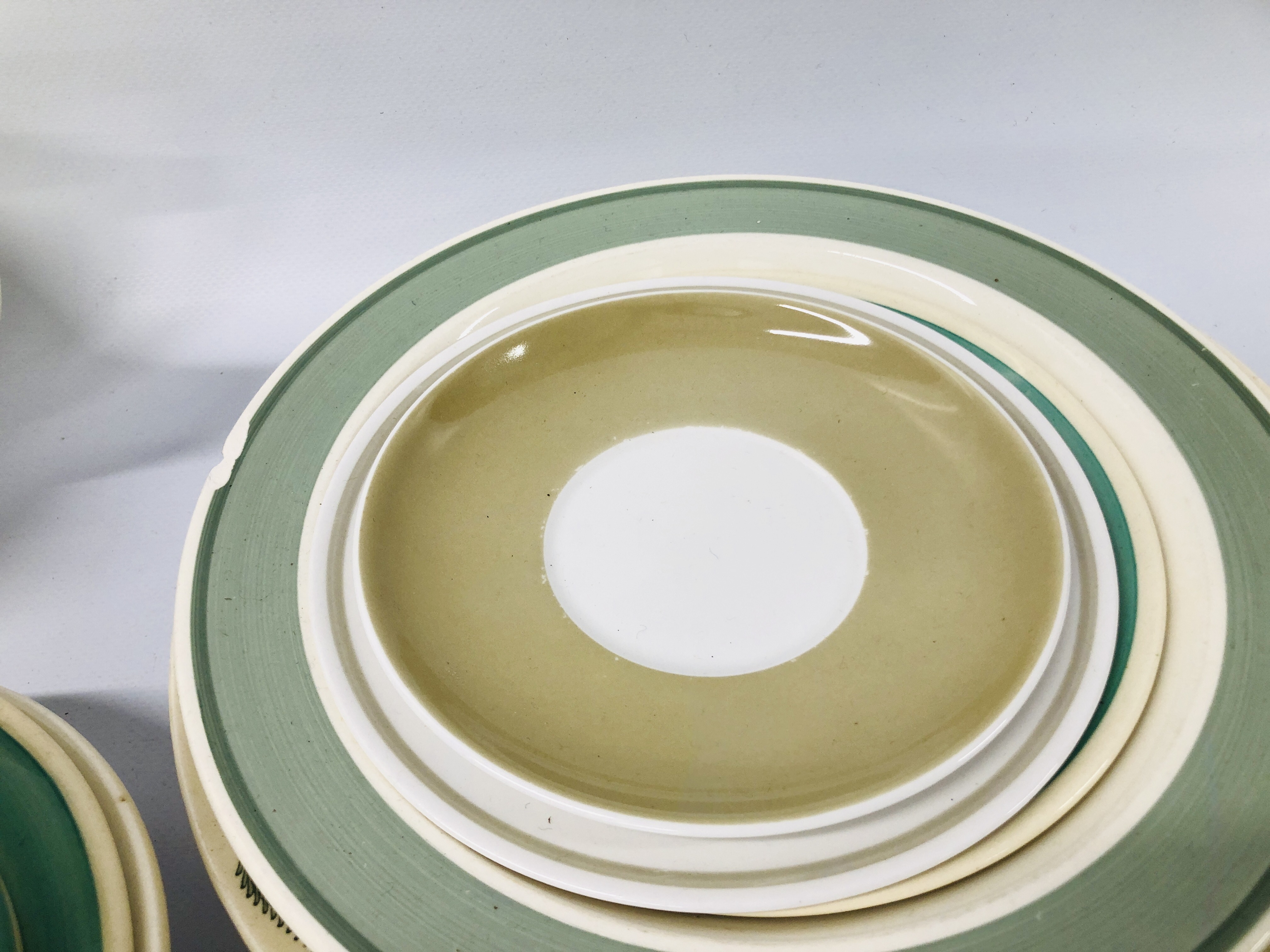 COLLECTION OF SUSIE COOPER TEA AND DINNERWARE - Image 9 of 20