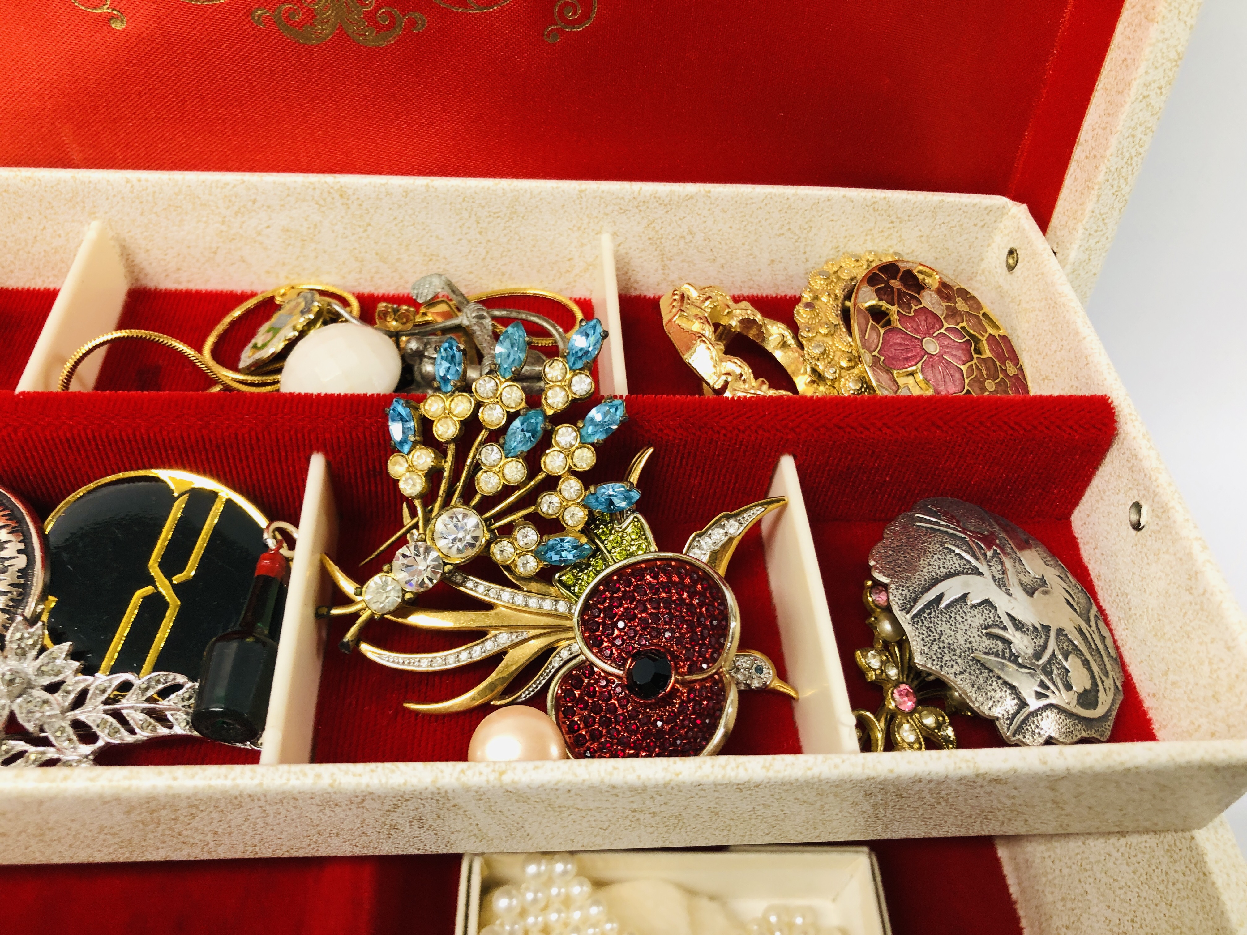 JEWELLERY BOX AND CONTENTS TO INCLUDE COSTUME JEWELLERY, BROOCHES, GLASS BEADED NECKLACES, - Image 9 of 13