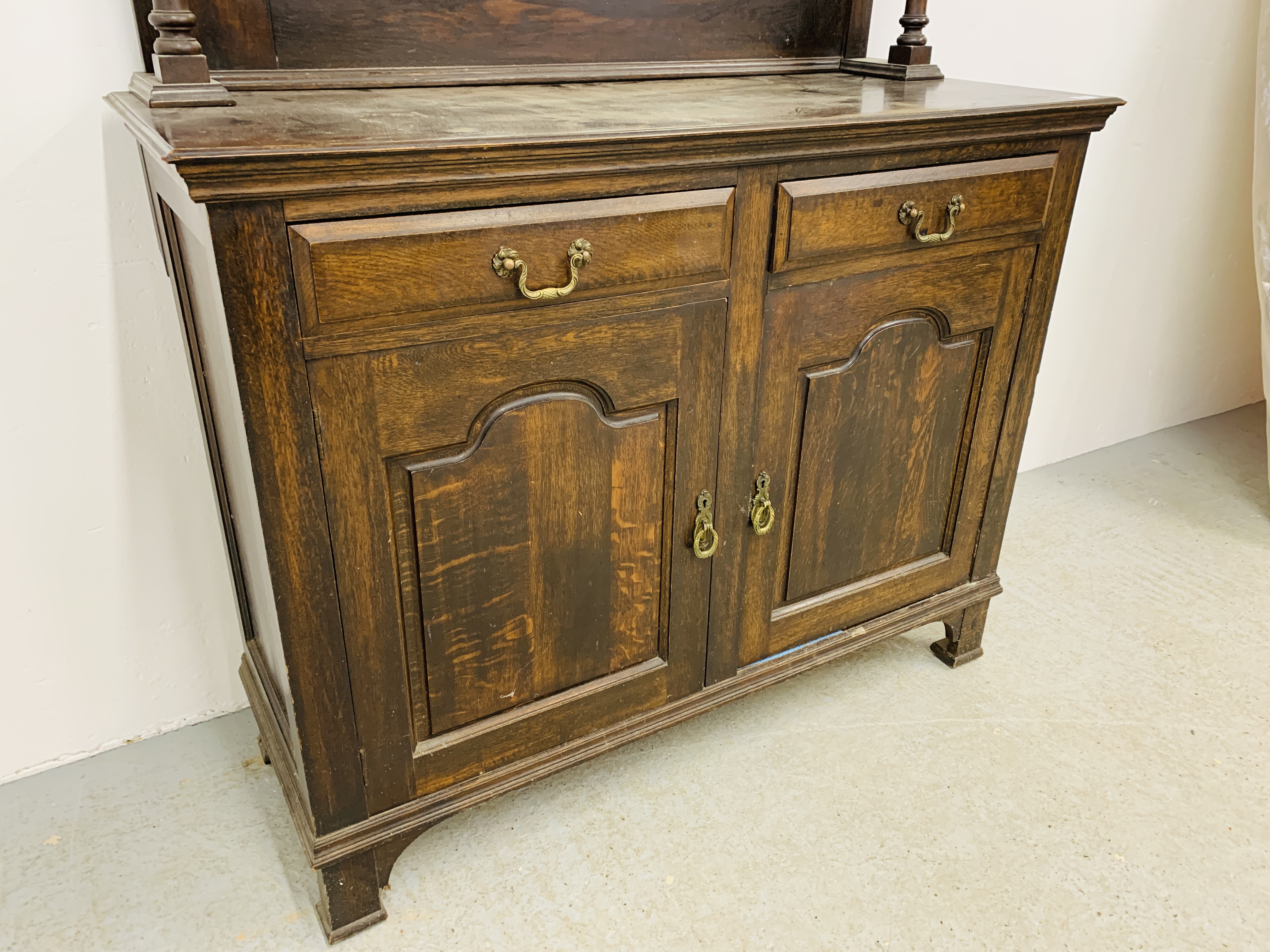 AN OAK 2 DRAWER, 2 DOOR DRESSER WITH MIRROR BACK AND SHELF UPSTAND ON 2 COLUMN SUPPORTS. - Image 3 of 7