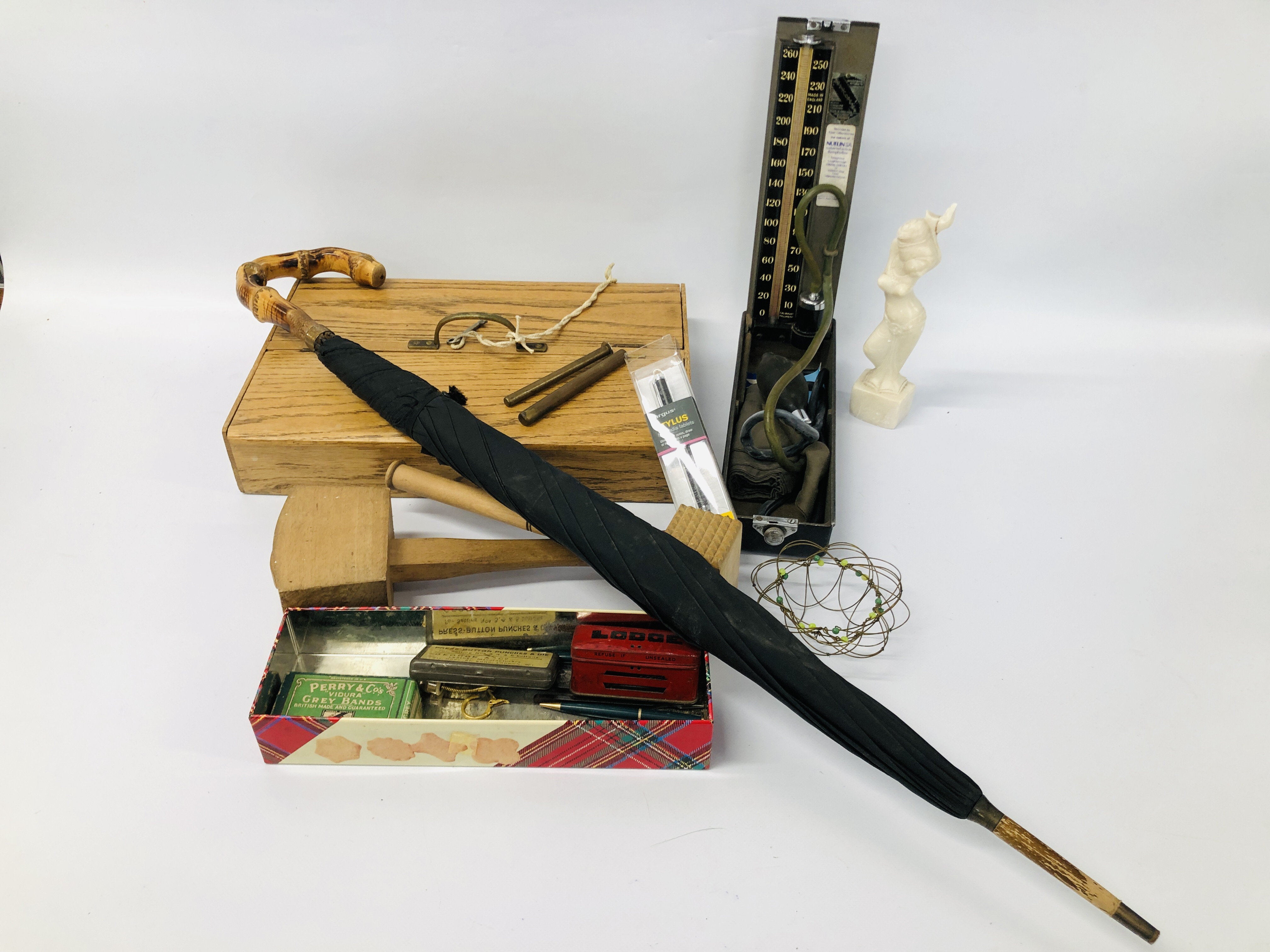 BOX OF ASSORTED COLLECTIBLES TO INCLUDE VINTAGE PENS, MALLETS, CUTLERY BOX, HARDSTONE DANCING LADY,