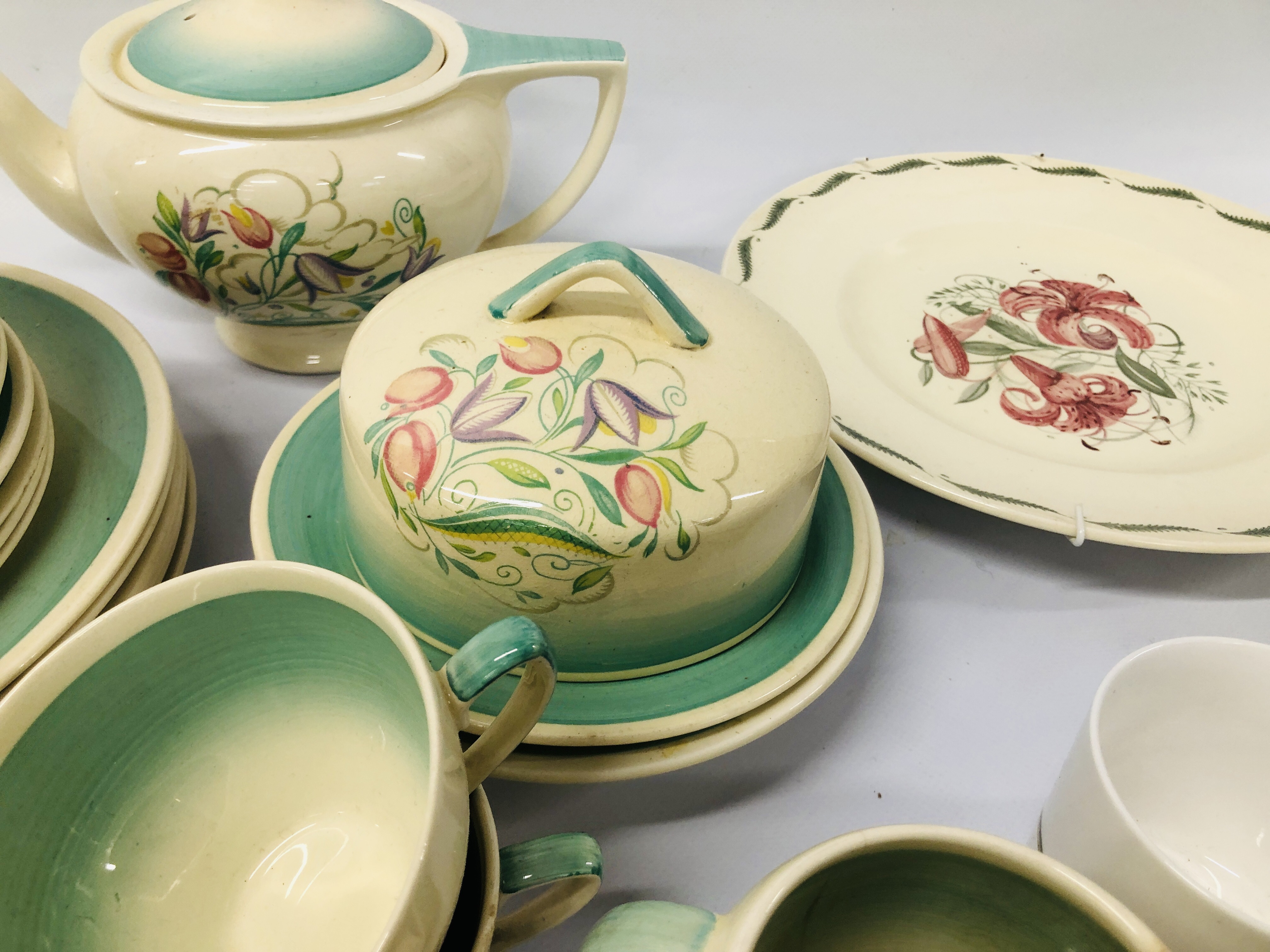 COLLECTION OF SUSIE COOPER TEA AND DINNERWARE - Image 14 of 20