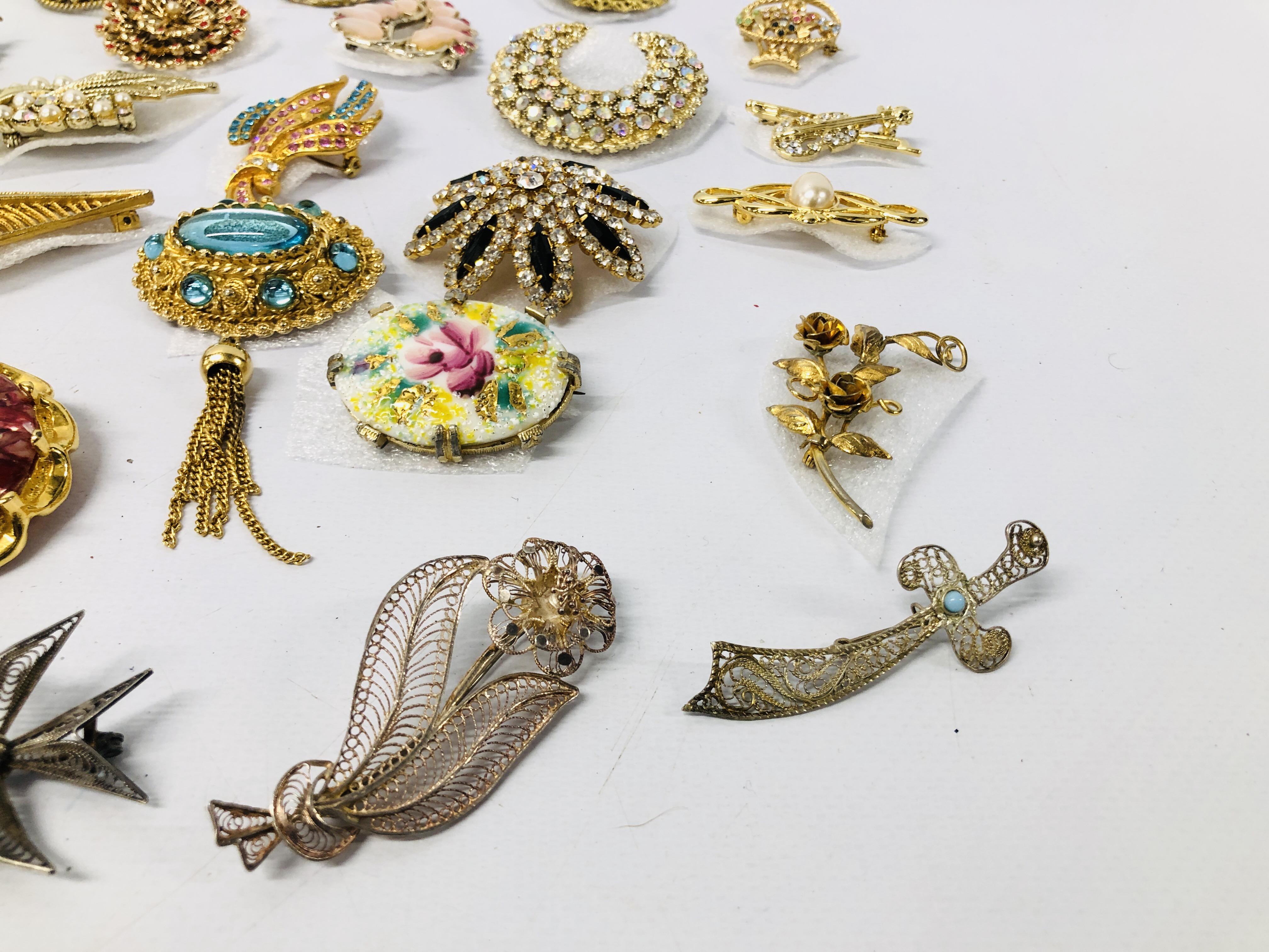 SMALL COLLECTION OF DECORATIVE BROOCHES INCLUDING GILT DESIGN, STONE SET, - Image 4 of 7