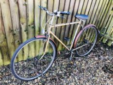 A GENT'S ELSWICK THREE SPEED CYCLE FOR RESTORATION