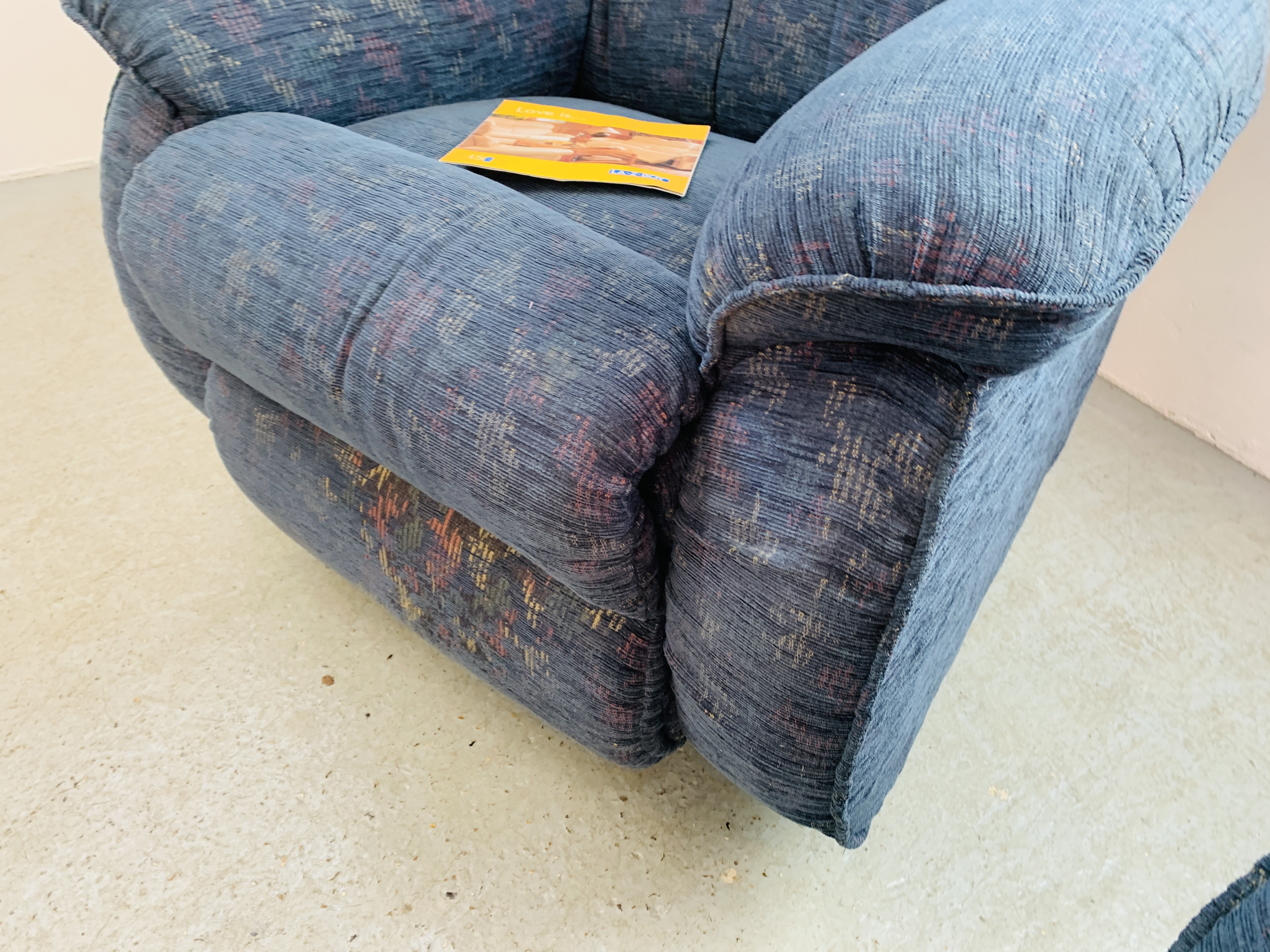 A PAIR OF LA-Z-BOY BLUE UPHOLSTERED SWIVEL RECLINER EASY CHAIRS - Image 6 of 13