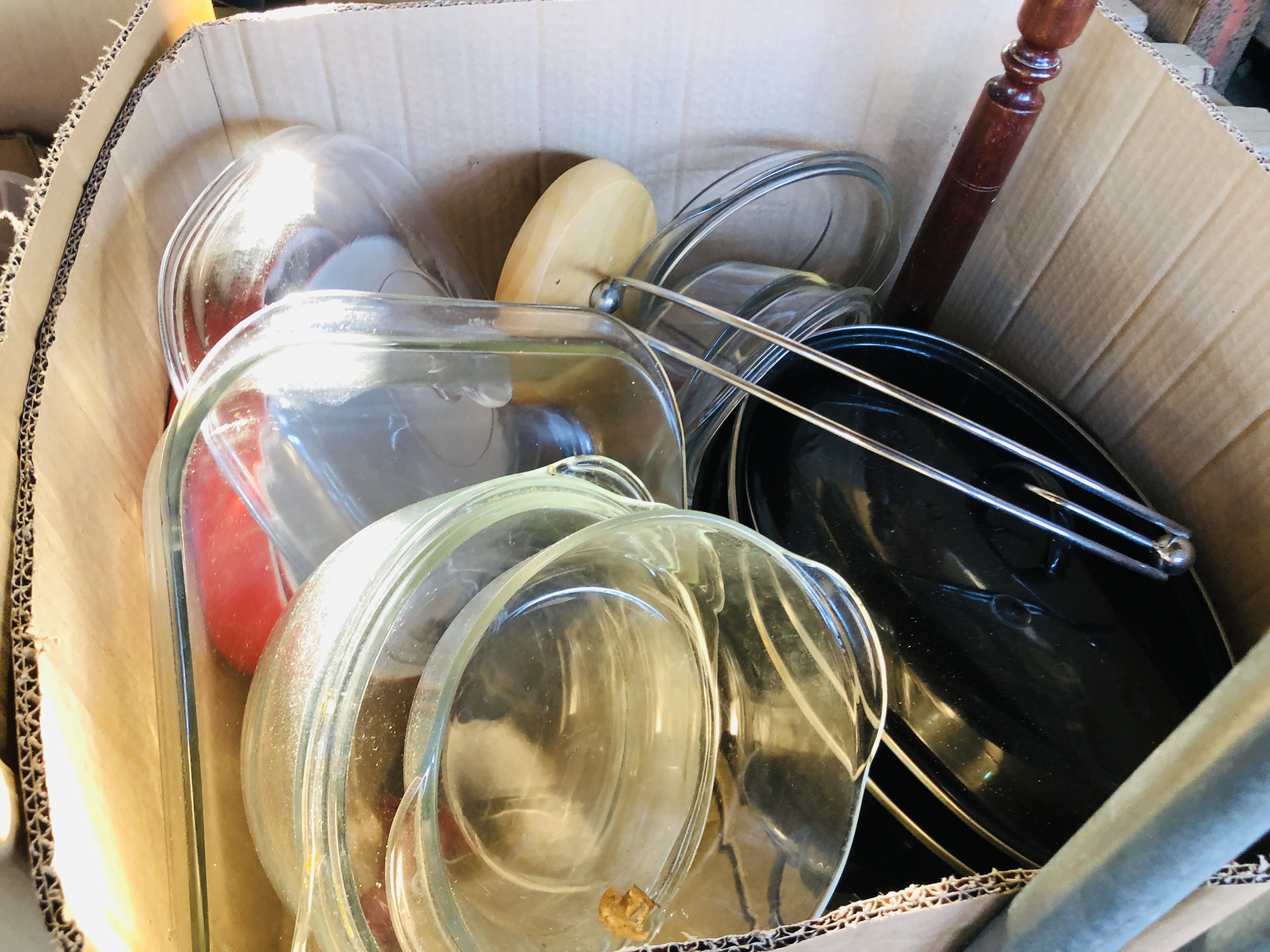 SEVEN BOXES OF ASSORTED KITCHENWARE TO INCLUDE CUTLERY, KNIVES, PANS, SCALES, PYREX, - Image 8 of 9