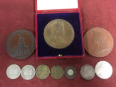 MEDALLIONS INCLUDING 1902 CORONATION, 59mm BRONZE MEDAL IN BOX, 31mm SILVER, ETC.