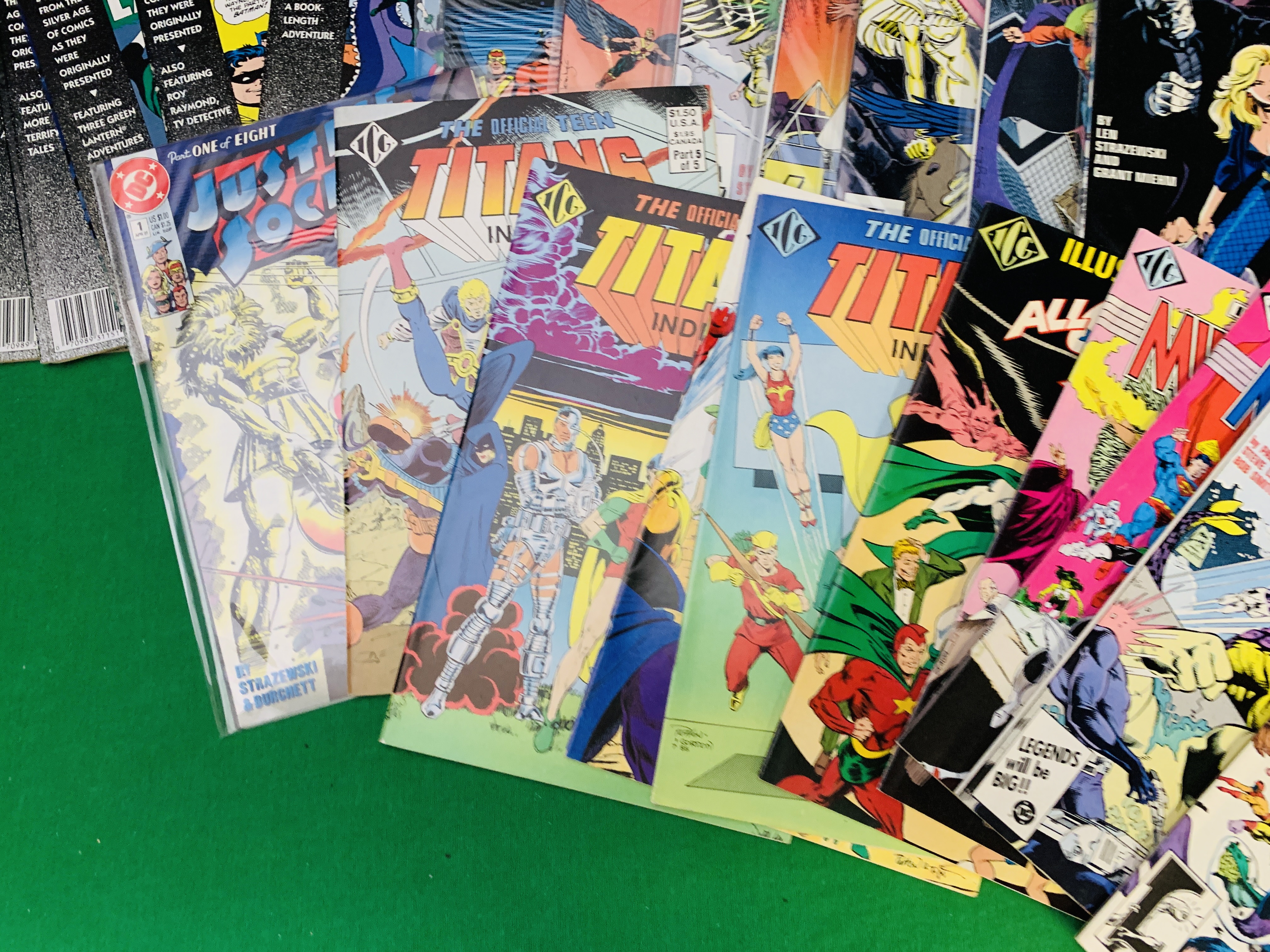 COLLECTION OF DC COMICS JUSTICE LEAGUE OF AMERICA INCLUDING EARLY ISSUES OF JLA. - Image 8 of 10