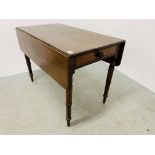 A VICTORIAN MAHOGANY DROP FLAP TEA TABLE WITH SINGLE DRAWER TO END 101 CM X 60CM (EXTENDED 106CM).