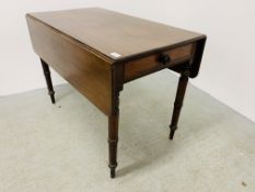 A VICTORIAN MAHOGANY DROP FLAP TEA TABLE WITH SINGLE DRAWER TO END 101 CM X 60CM (EXTENDED 106CM).