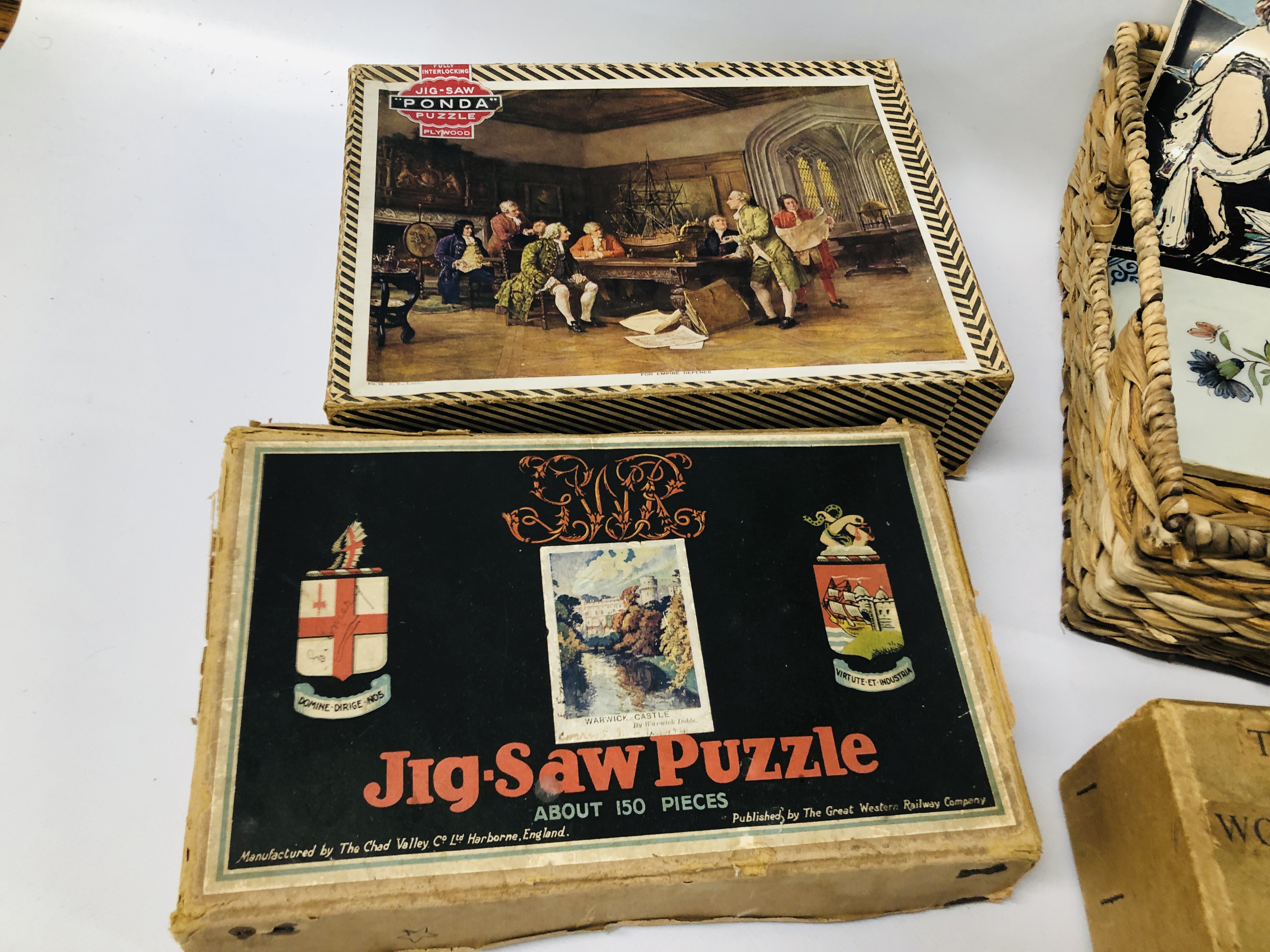 BASKET OF COLLECTABLES TO INCLUDE VINTAGE WOODEN PUZZLES, CHESS PIECES, - Image 11 of 13