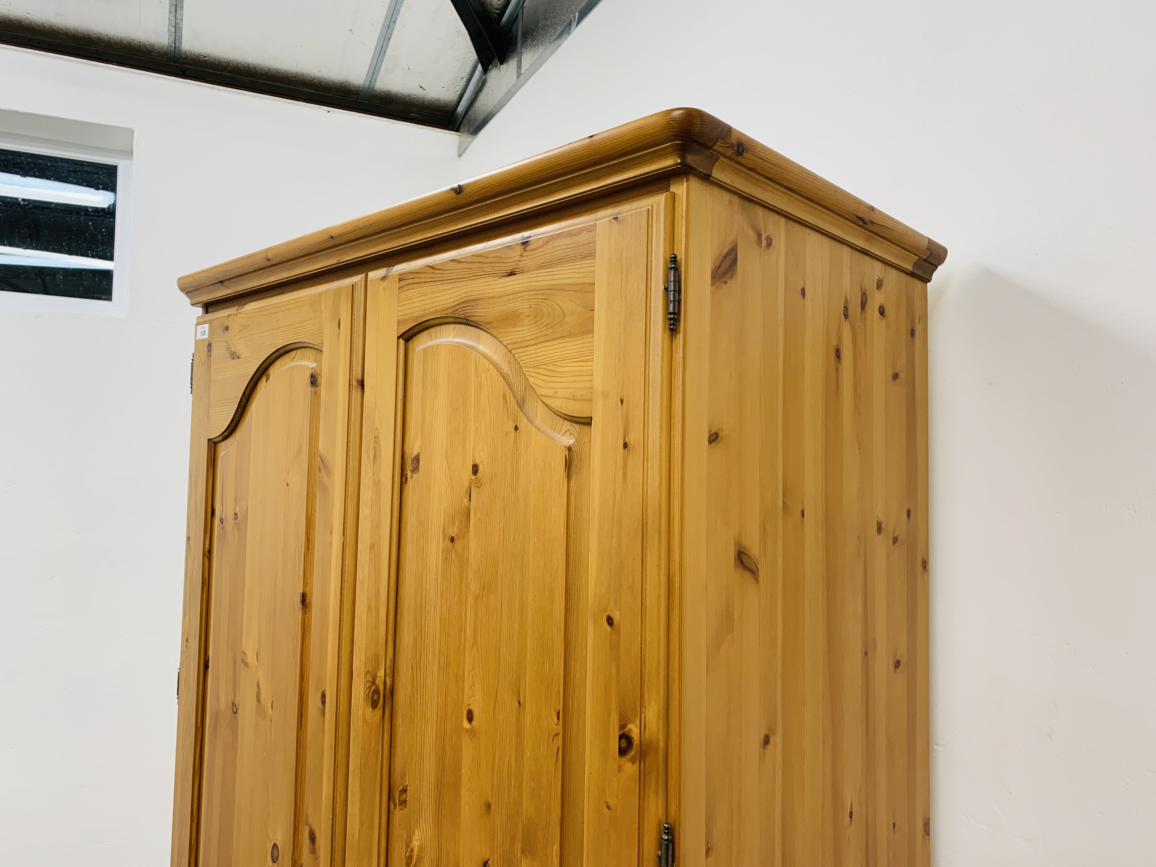 A GOOD QUALITY MODERN HONEY PINE DOUBLE WARDROBE MANUFACTURED BY LINDALE FURNISHINGS W 98CM, D 56CM, - Image 5 of 12