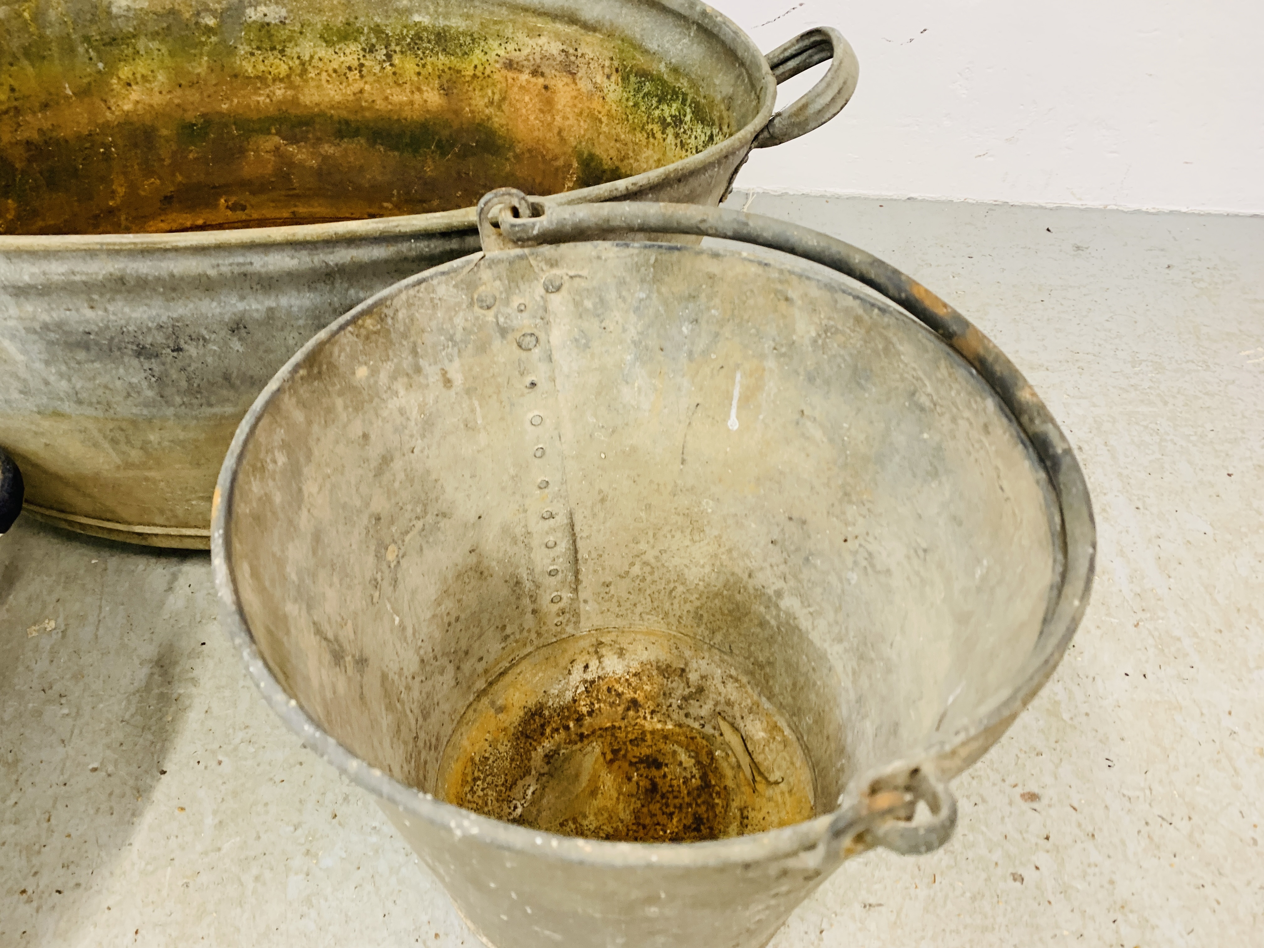 VINTAGE TWO HANDLED TIN BATH AND A BUCKET ALONG WITH A TWO HANDLED ENAMELLED PAN - Image 5 of 7