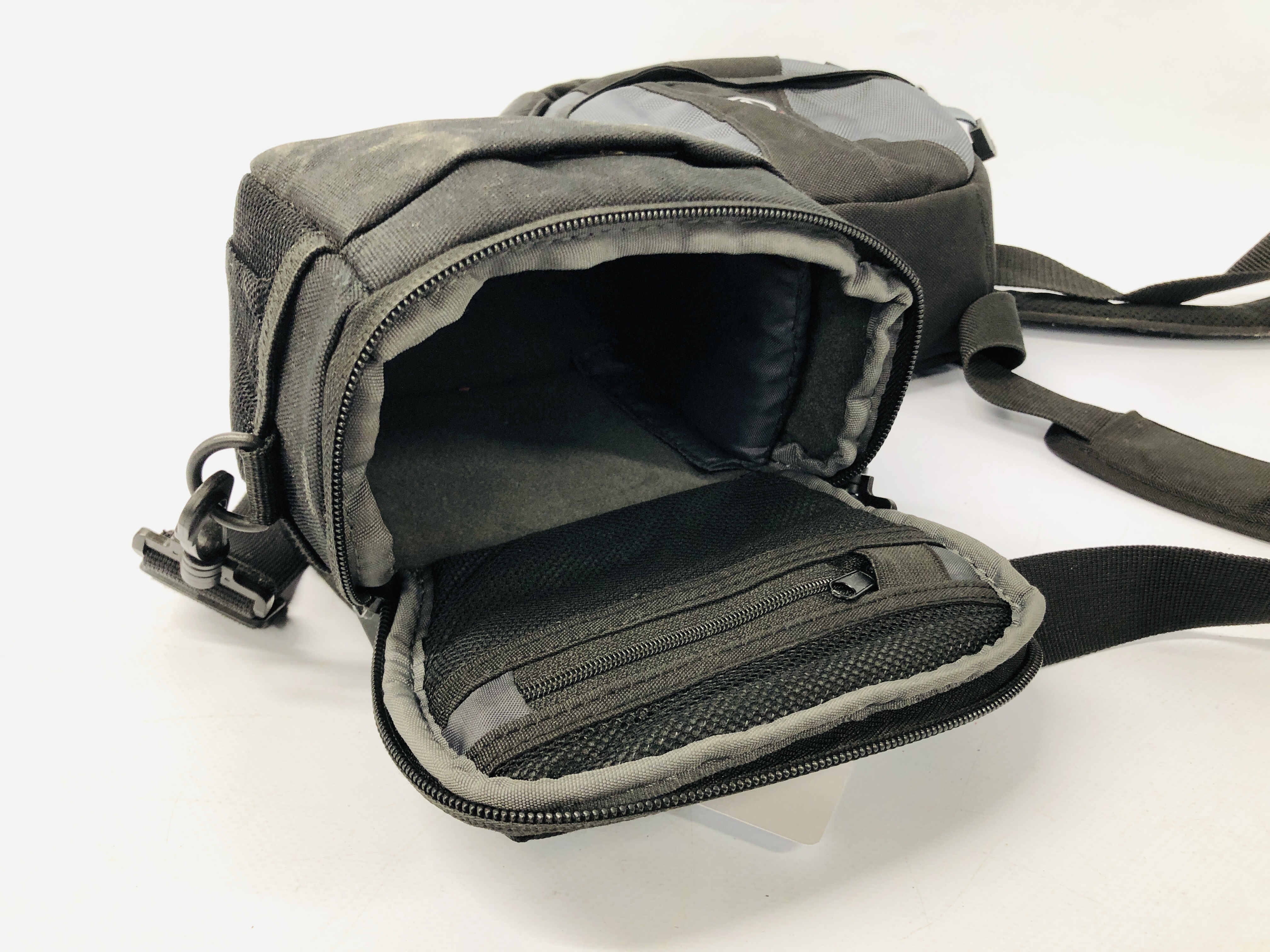 5 X VARIOUS PADDED CAMERA BAGS TO INCLUDE SANDSTORM, TAMRAC, SELECLINE, ETC. - Image 4 of 5