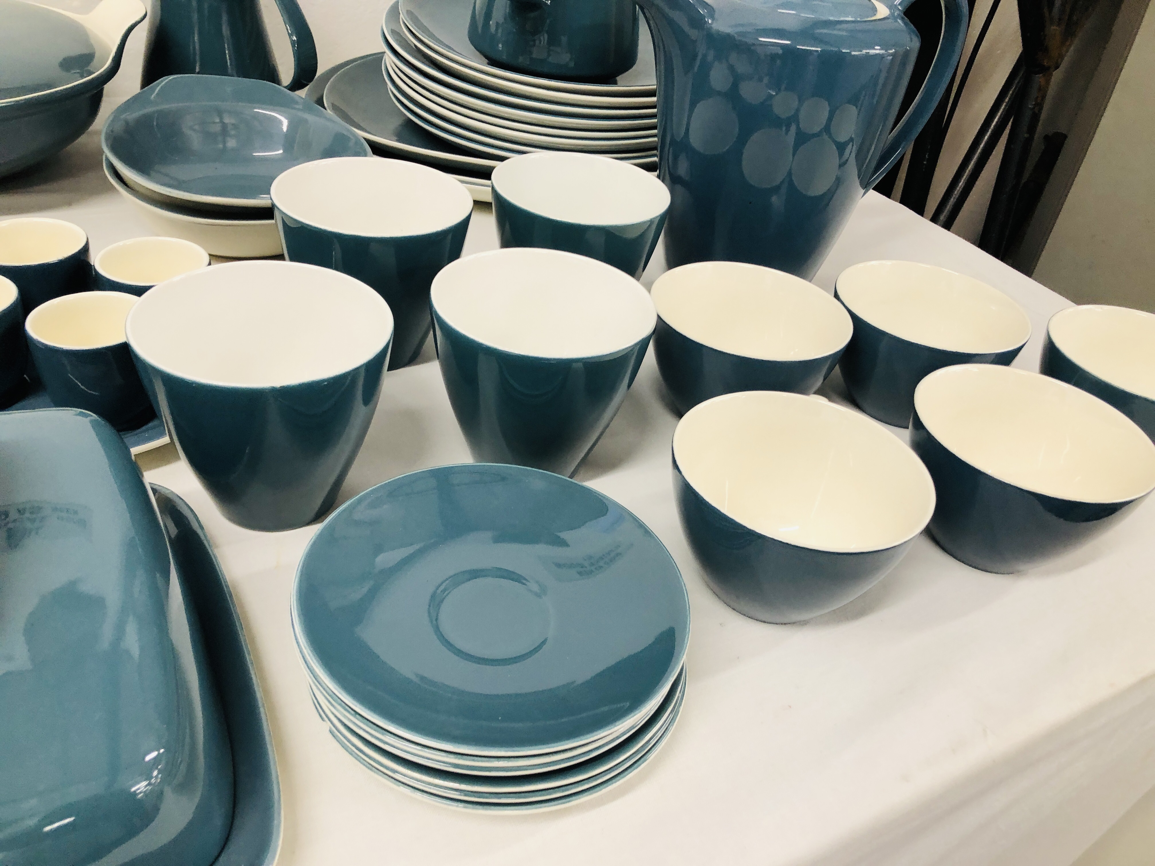 QTY OF TEAL BLUE POOLE TABLE WARE. - Image 10 of 14