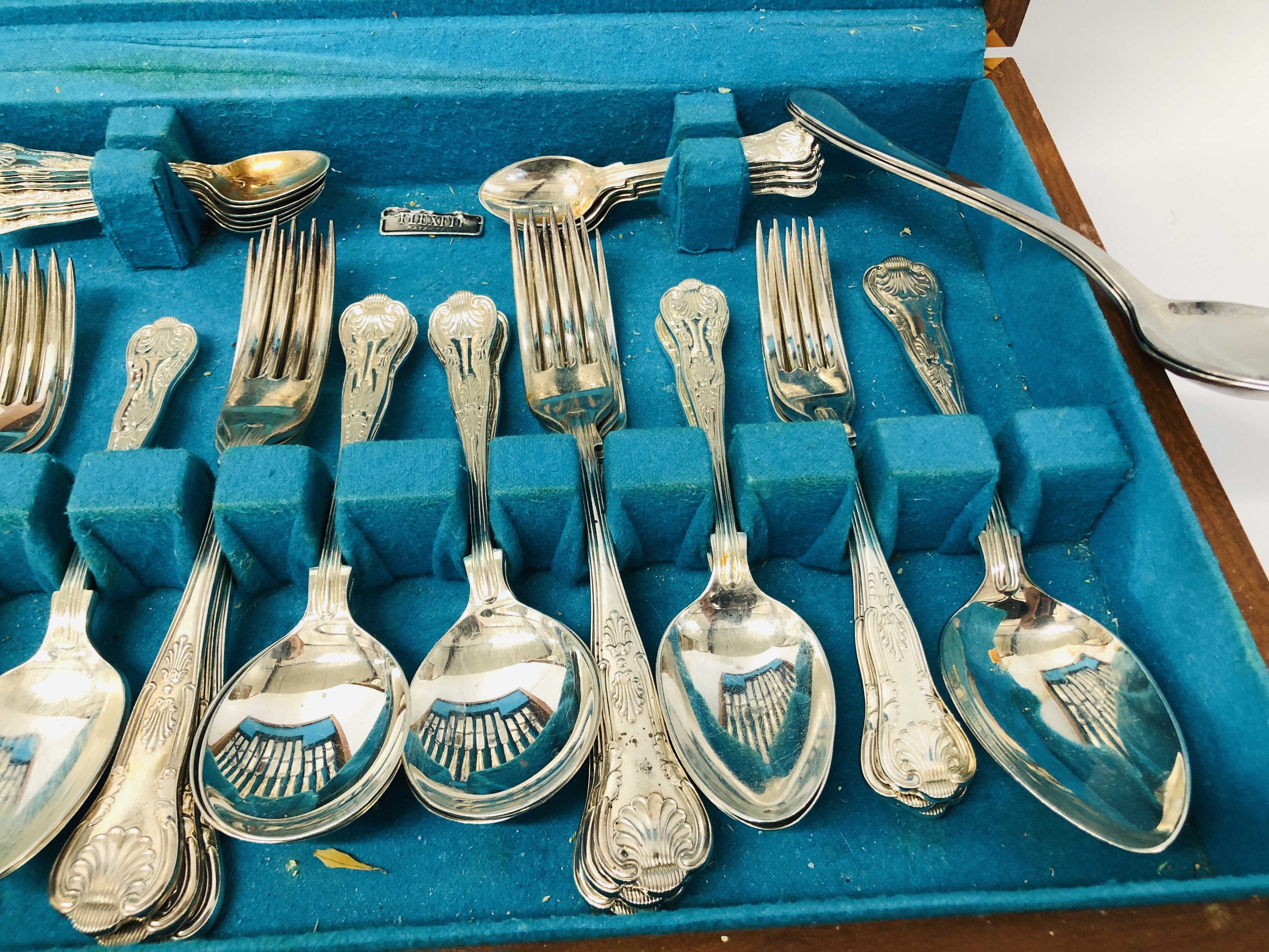 VINTAGE CANTEEN OF KINGSPATTERN CUTLERY (49 PIECES). - Image 3 of 9