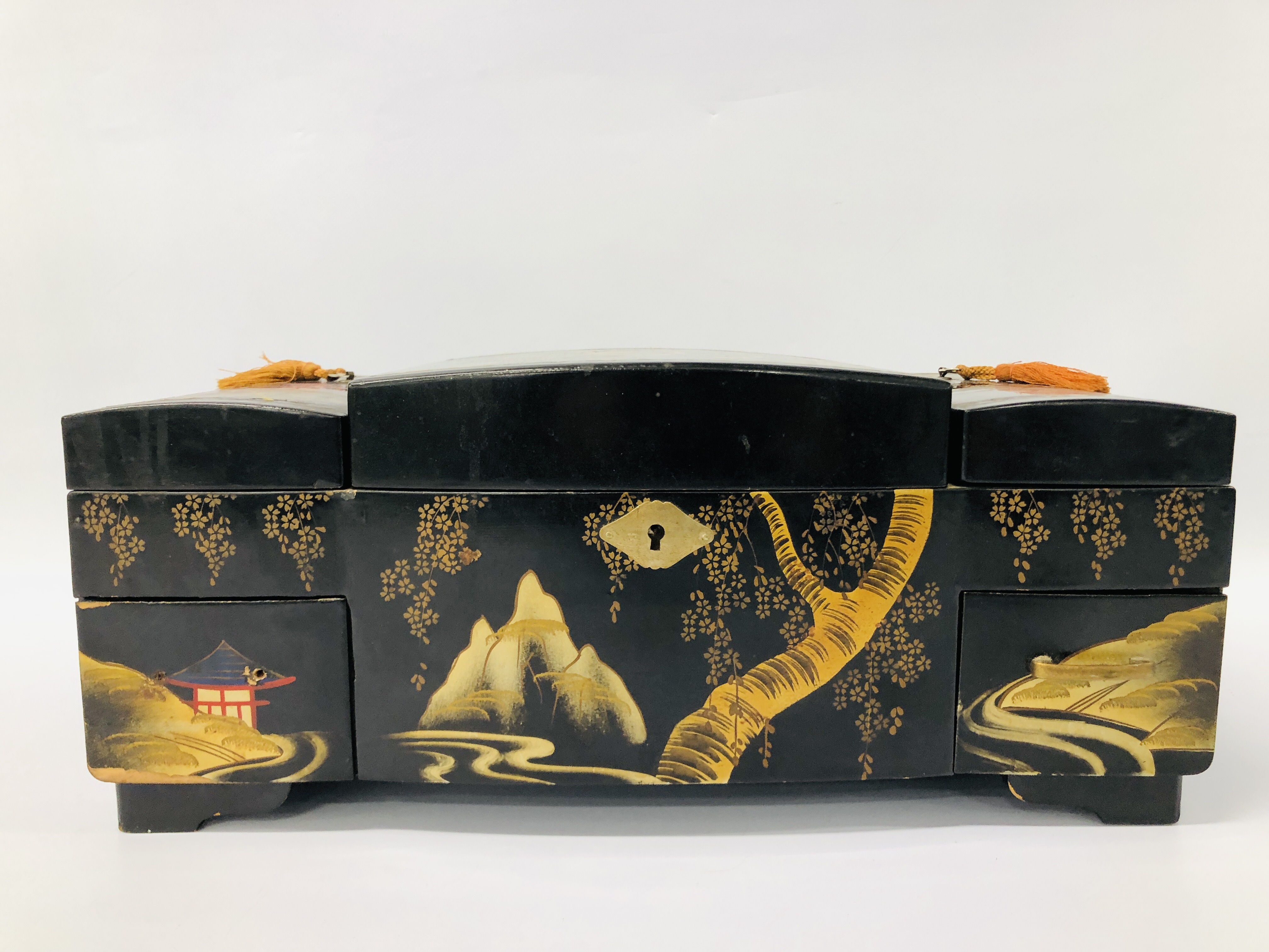 ORIENTAL BLACK LACQUERED JEWELLERY BOX WITH HAND PAINTED DETAIL L 37CM, W 20CM, H 15CM. - Image 3 of 10