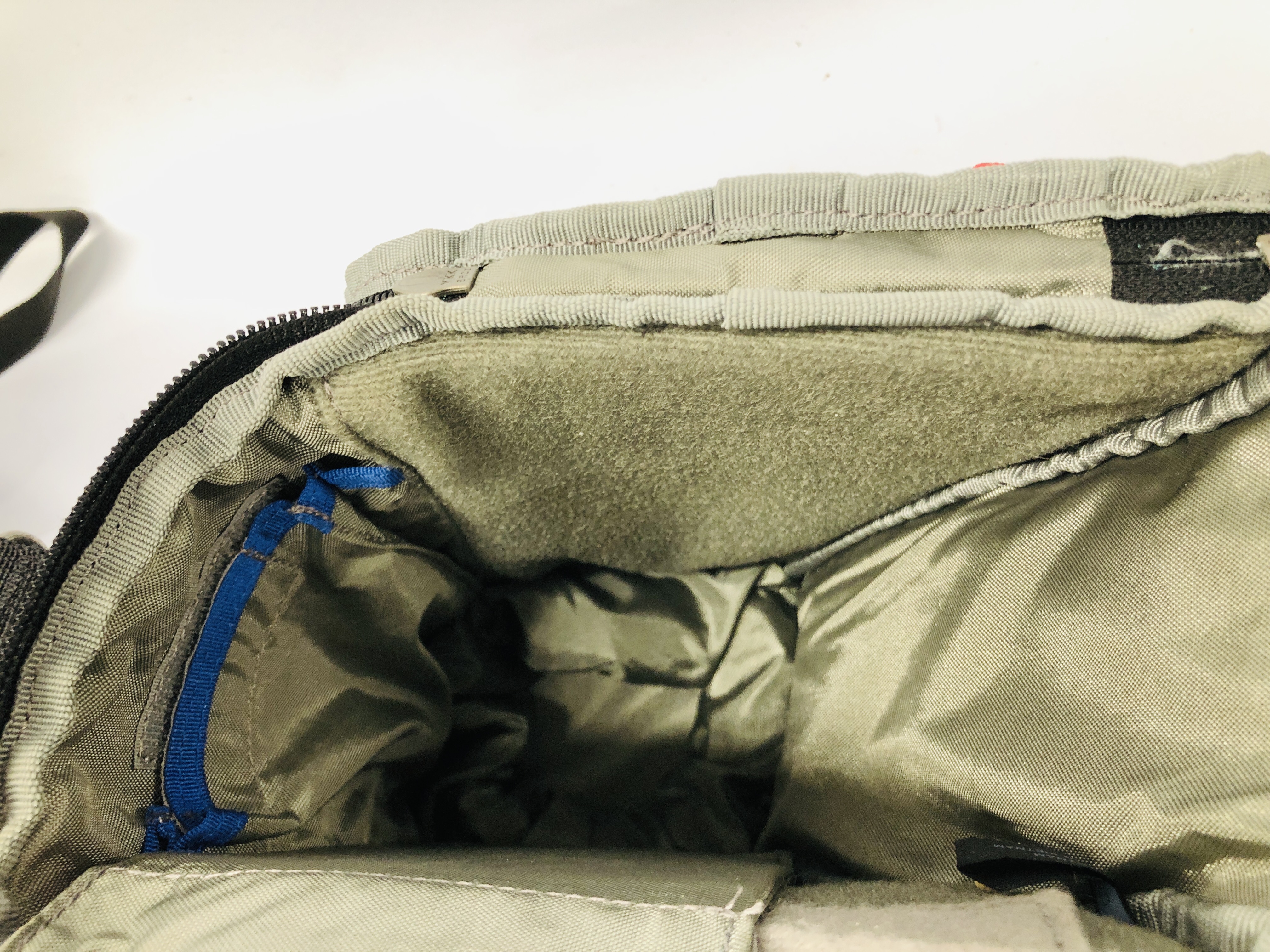 3 X VARIOUS PADDED CAMERA BAGS TO INCLUDE LOWPRO AND THINKTANK - Image 5 of 6