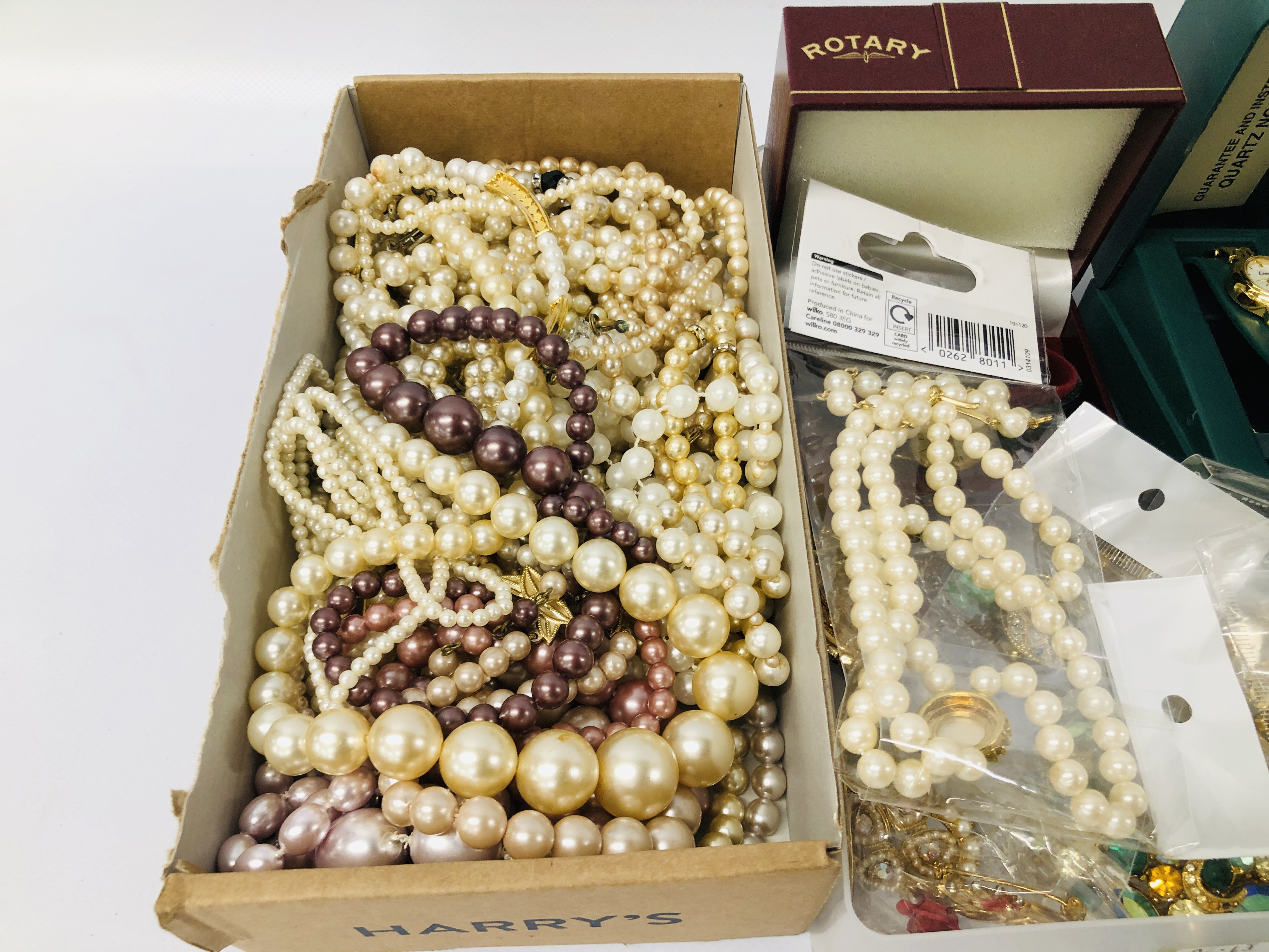 QUANTITY OF ASSORTED VINTAGE JEWELLERY TO INCLUDE BROOCHES, FAUX PEARLS AND BEADED NECKLACES, - Image 8 of 8