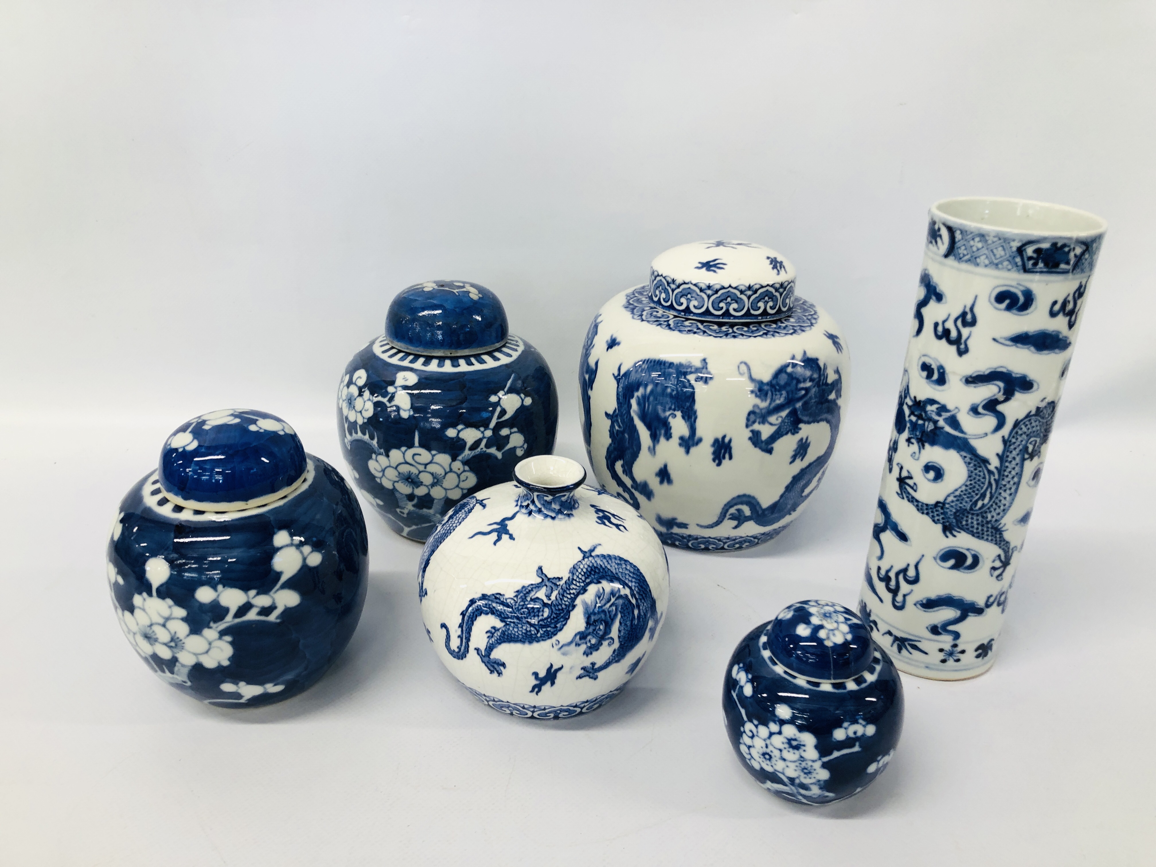 COLLECTION OF ORIENTAL BLUE & WHITE CHINA TO INCLUDE 3 GINGER JARS & COVERS,