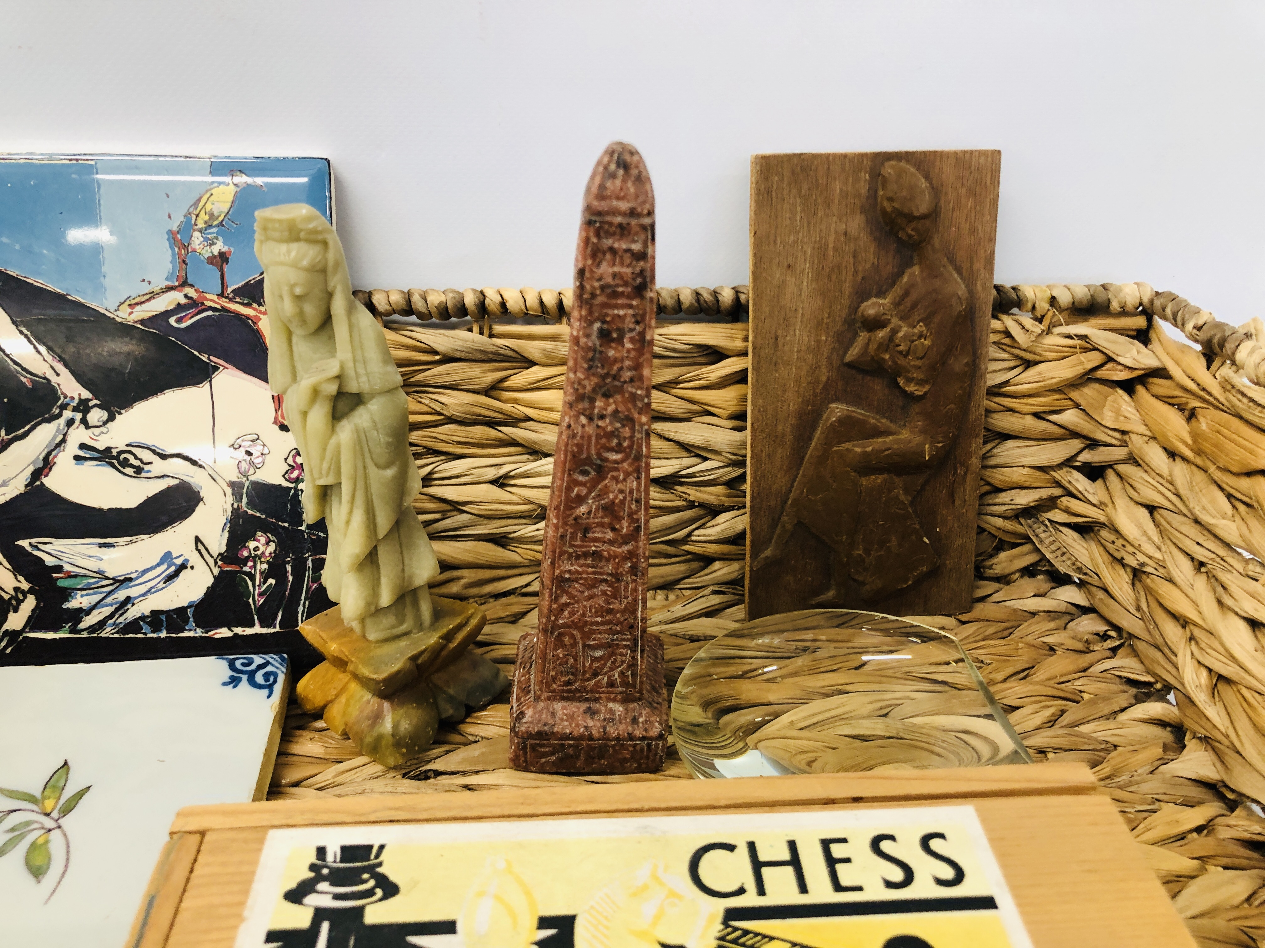 BASKET OF COLLECTABLES TO INCLUDE VINTAGE WOODEN PUZZLES, CHESS PIECES, - Image 7 of 13