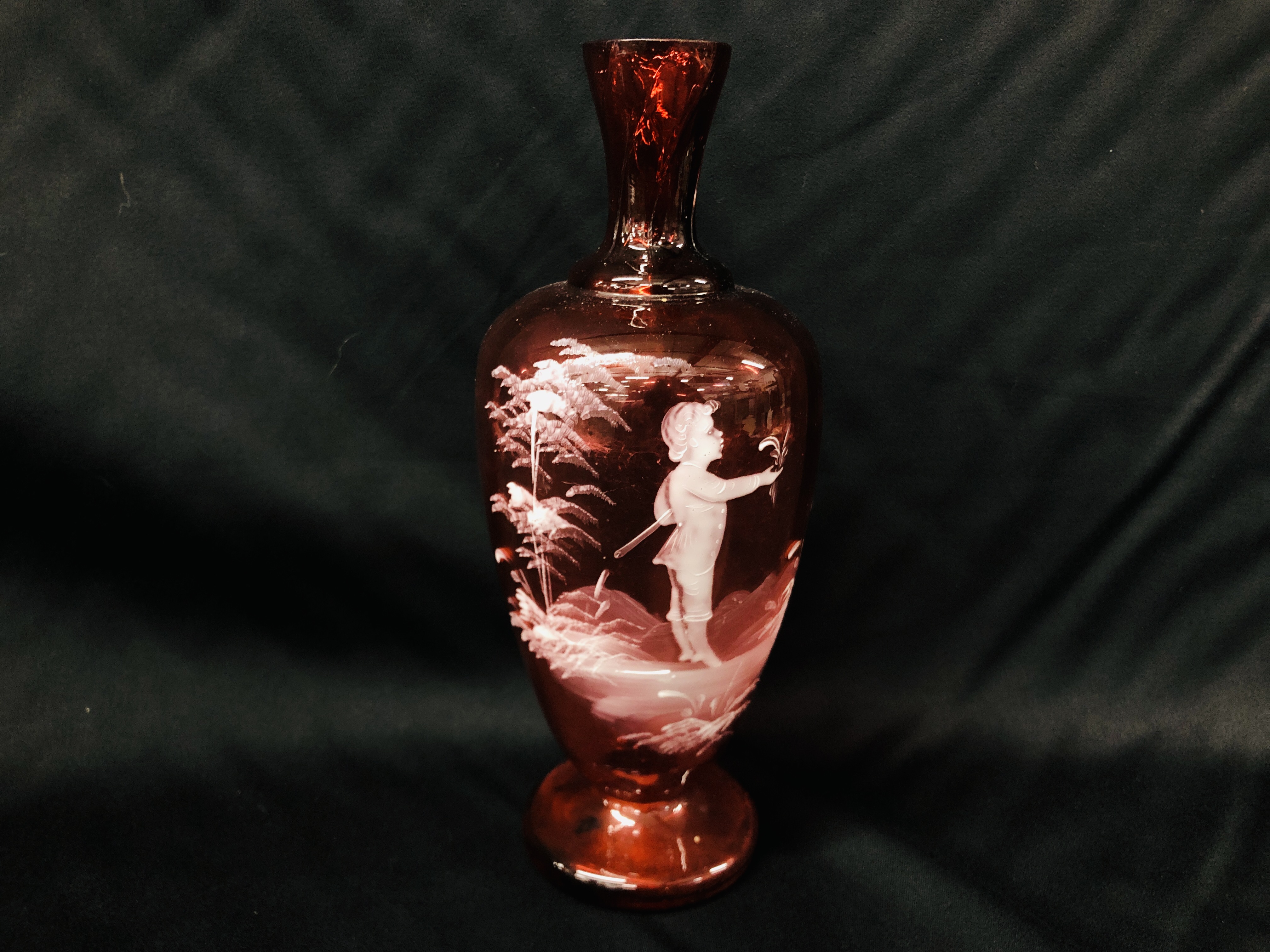 MARY GREGORY CRANBERRY VASE, VINTAGE CLEAR GLASS DECANTER WITH ETCHED FERN AND BIRD DESIGN. - Image 2 of 10