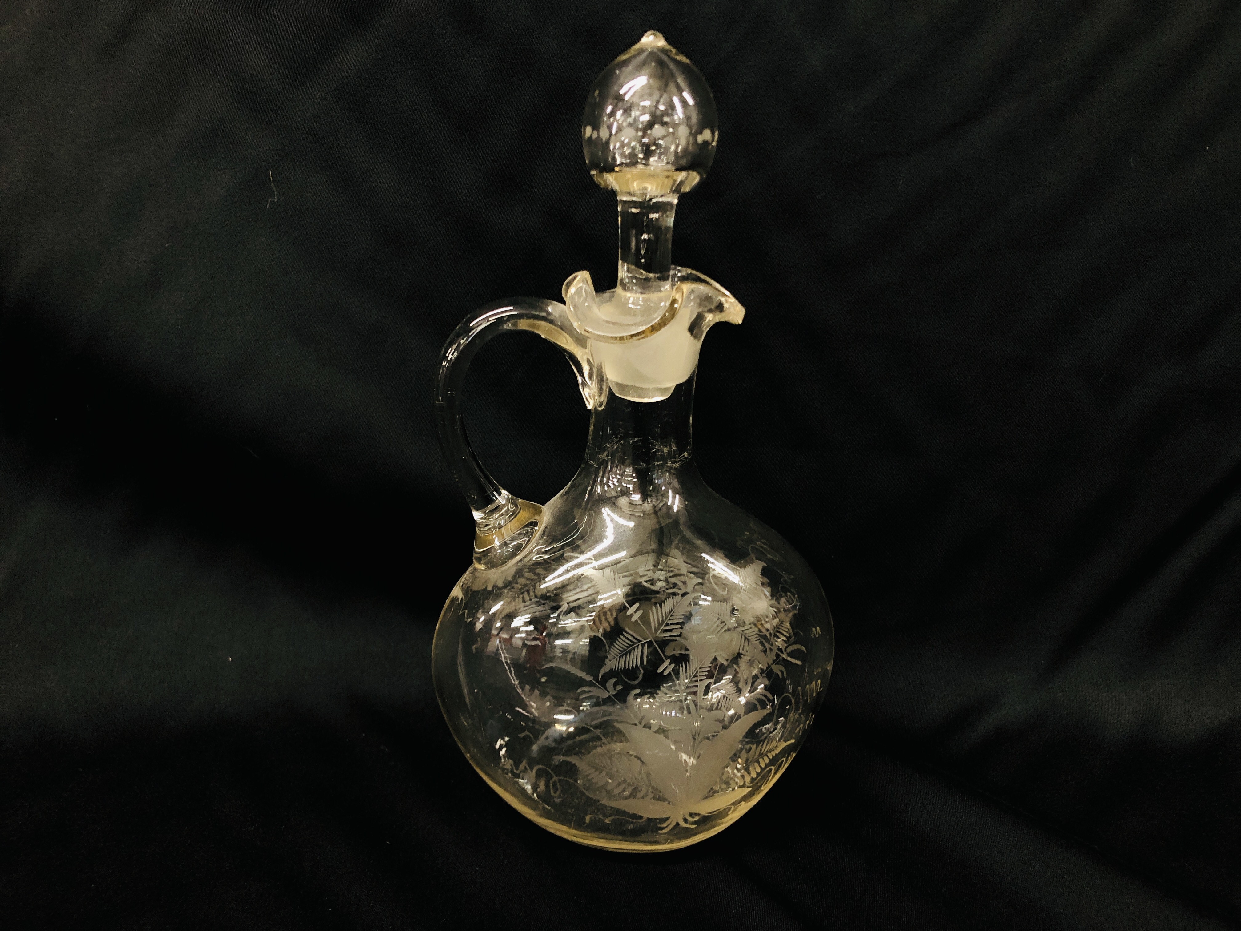 MARY GREGORY CRANBERRY VASE, VINTAGE CLEAR GLASS DECANTER WITH ETCHED FERN AND BIRD DESIGN. - Image 6 of 10