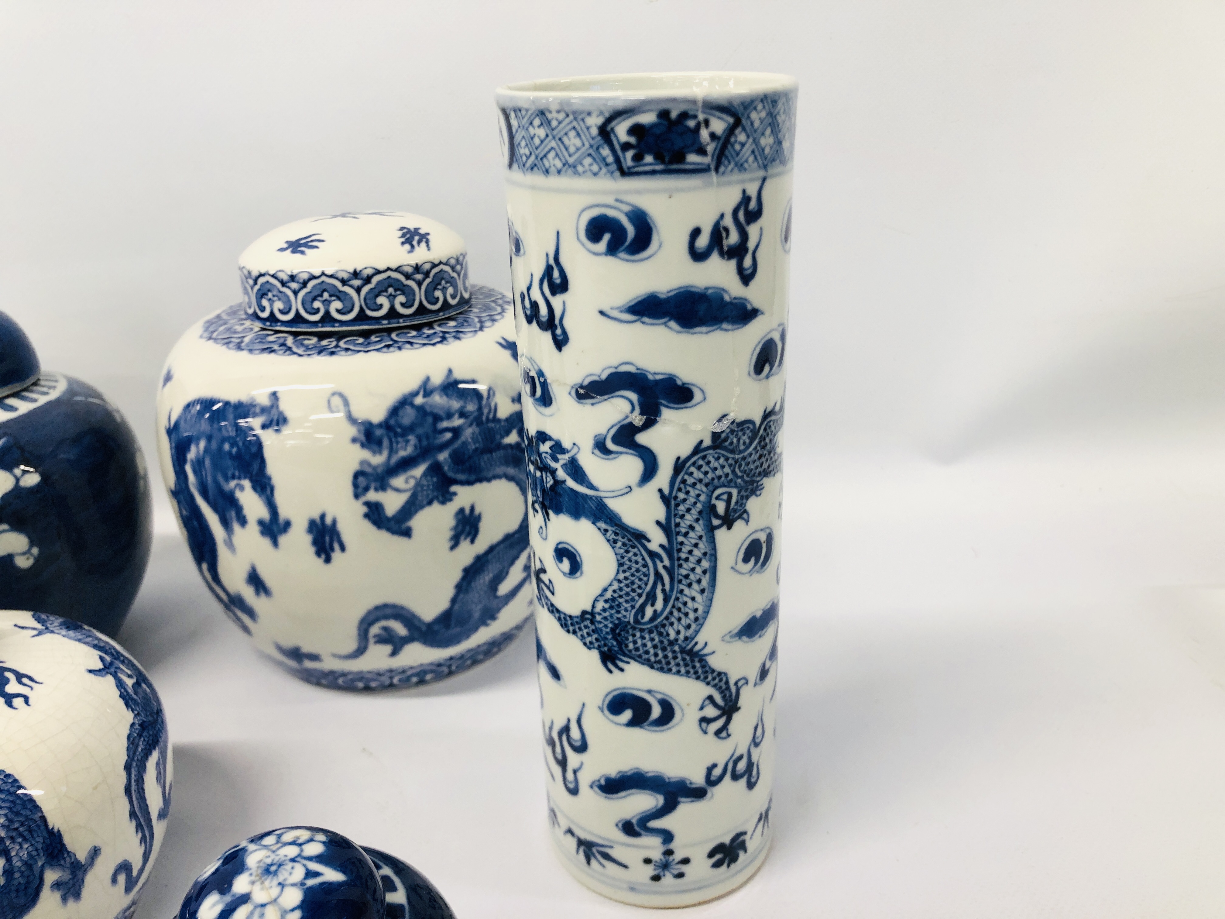 COLLECTION OF ORIENTAL BLUE & WHITE CHINA TO INCLUDE 3 GINGER JARS & COVERS, - Image 6 of 17