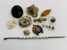 BOX OF ASSORTED VINTAGE JEWELLERY TO INCLUDE AN OPAL TYPE BRACELET ETC PLUS A VINTAGE GILT METAL