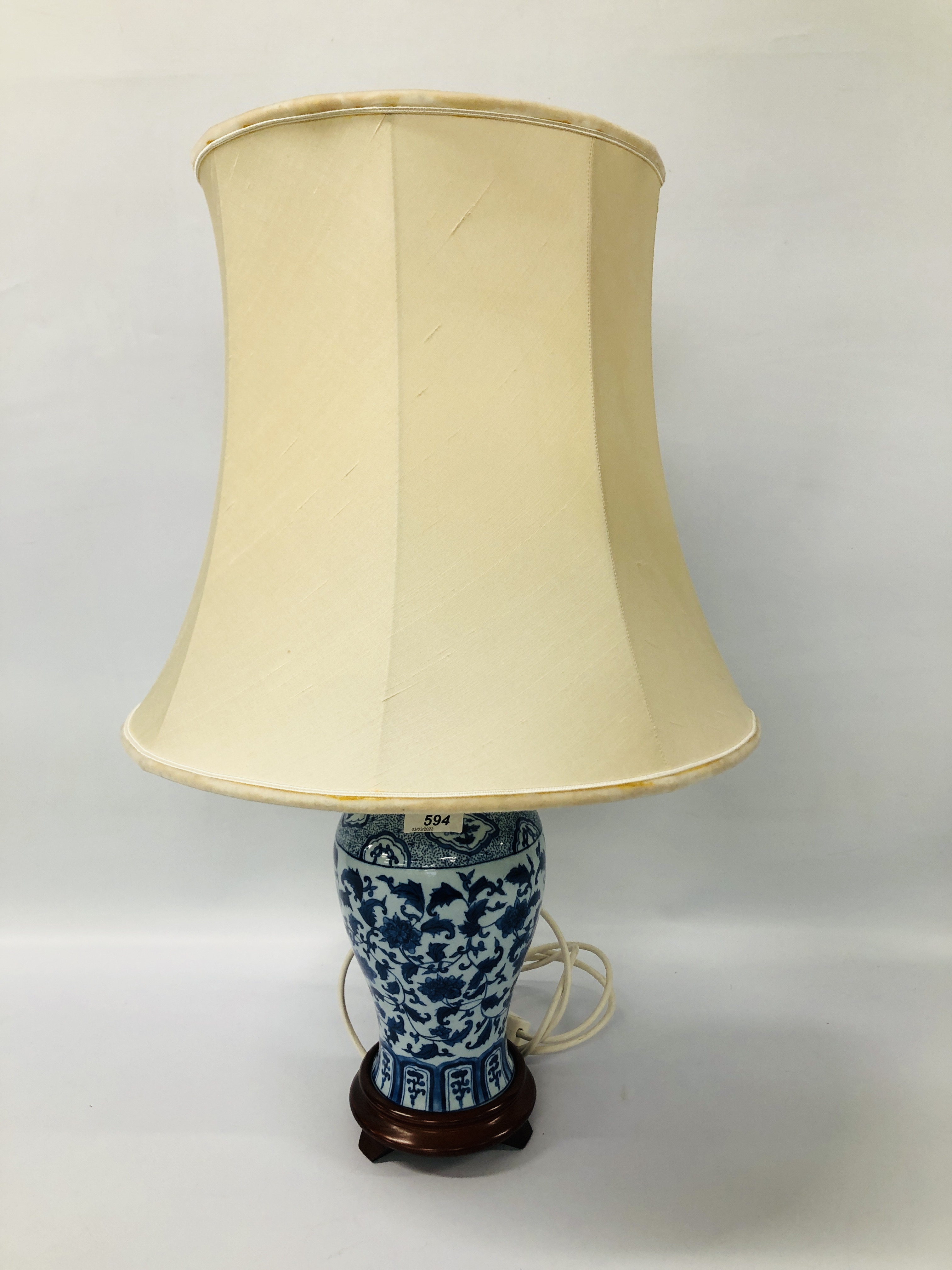 3 X TABLE LAMPS TO INCLUDE BLUE AND WHITE ORIENTAL DESIGN ALL HAVING SHADES + A SONY CD RADIO - Image 5 of 5