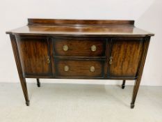 A REPRODUCTION MAHOGANY 2 DRAWER 2 DOOR SIDEBOARD ON REEDED LEG AND DECORATIVE BRASS HANDLES.