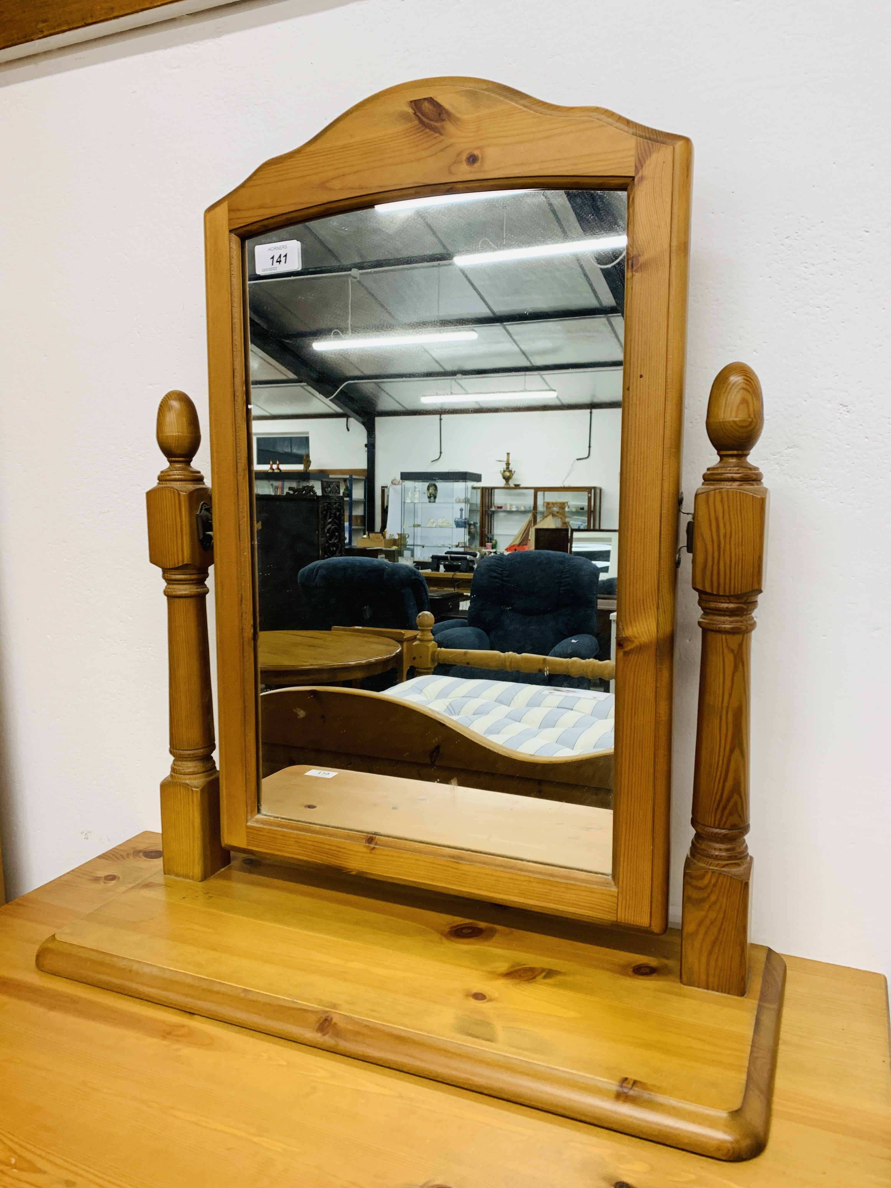 A MODERN HONEY PINE VANITY MIRROR MANUFACTURED BY LINDALE FURNISHINGS W 49CM, H 63CM.