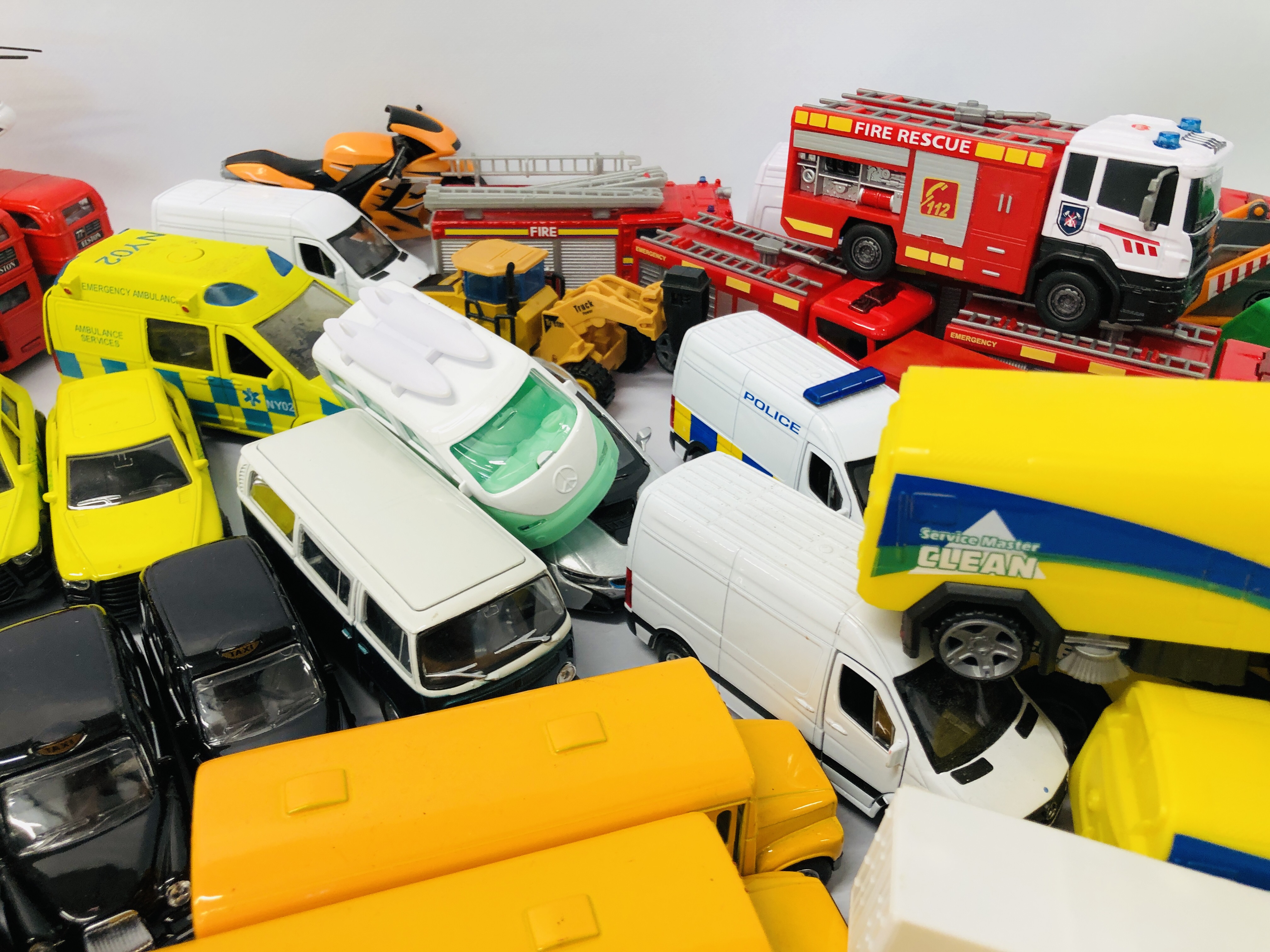 2 BOXES OF ASSORTED MAINLY DIE-CAST MODEL VEHICLES TO INCLUDE ADVERTISING VANS, FIRE ENGINES, - Image 7 of 10